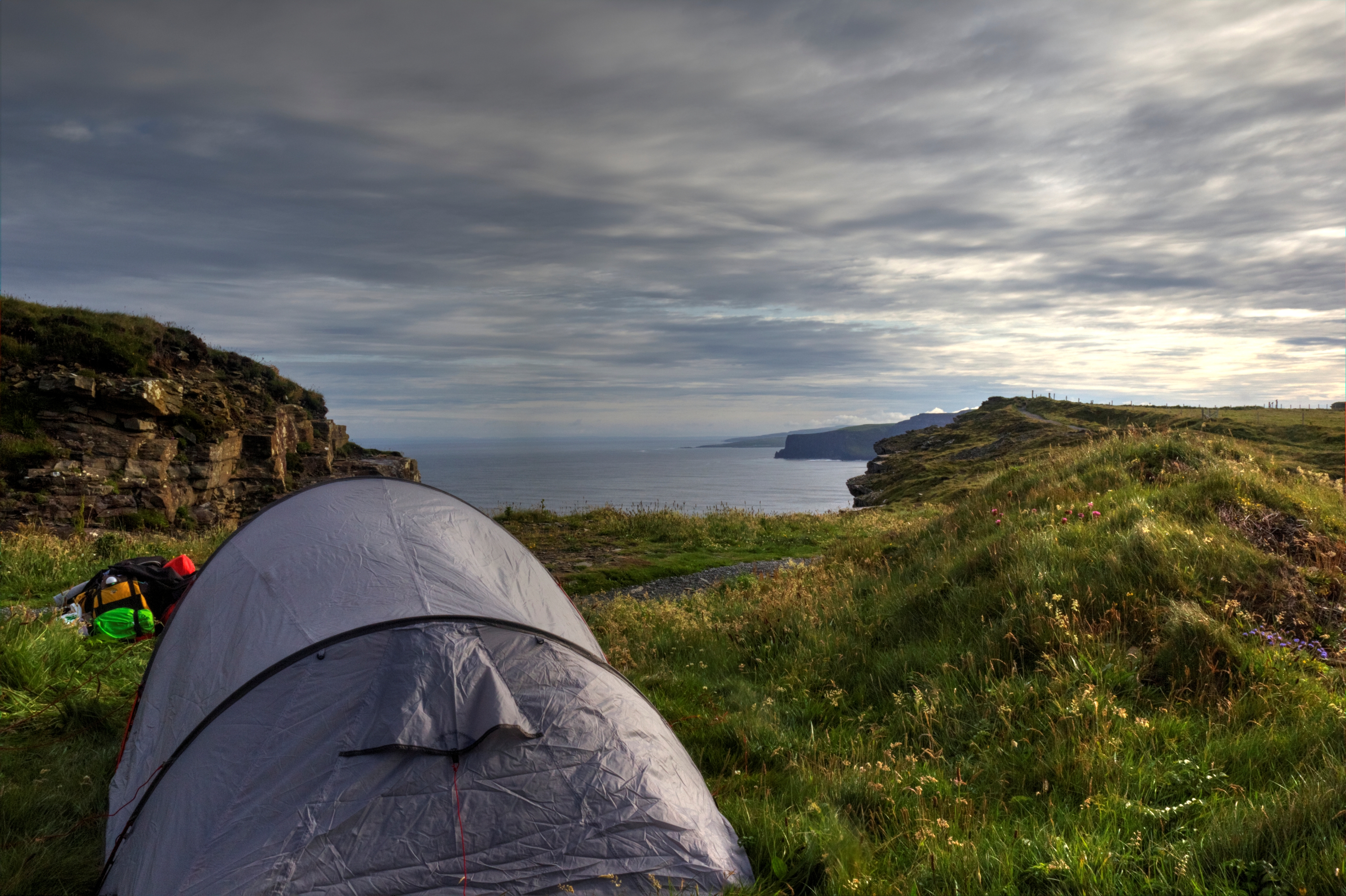 room-with-a-view-tent-on-cliffs-of-moher-ireland