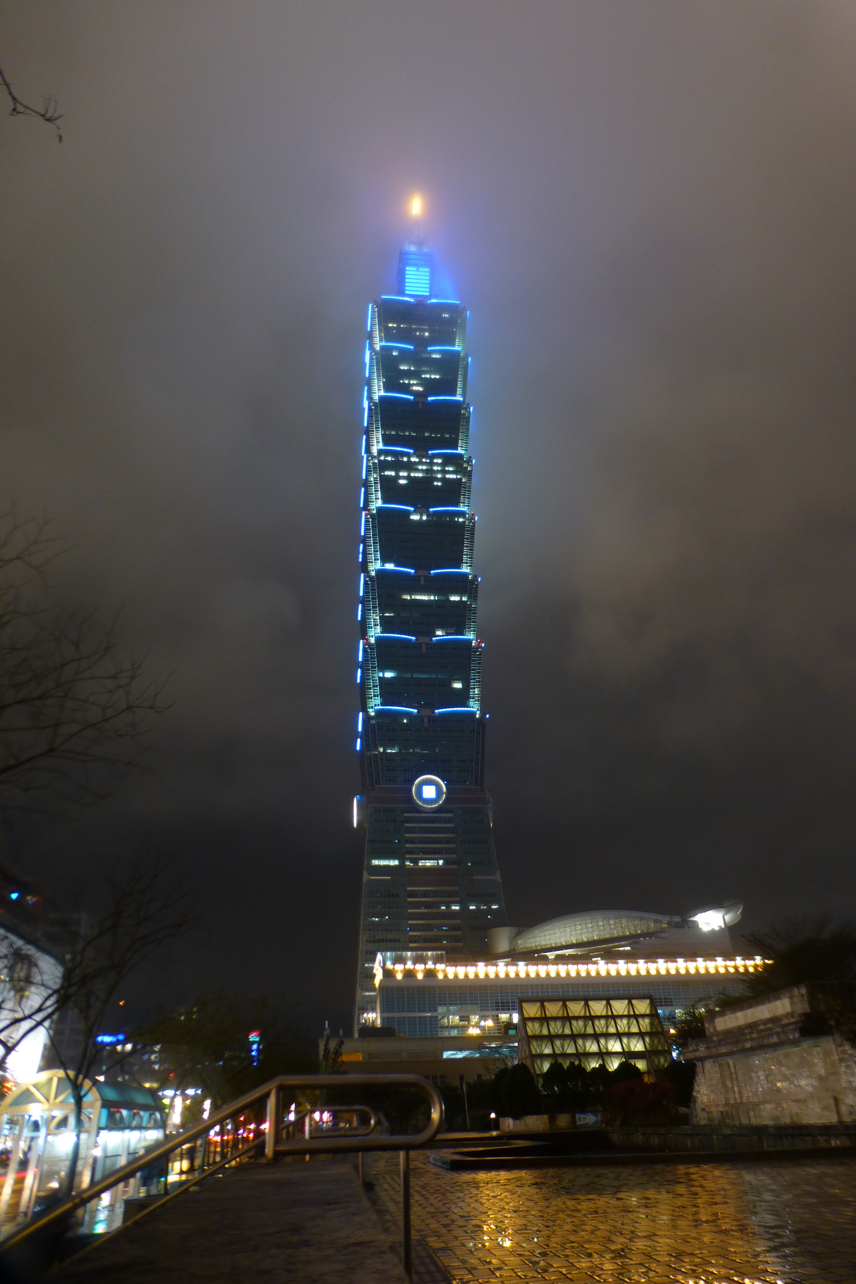 grote-kaars-bij-nacht-de-taipei-101