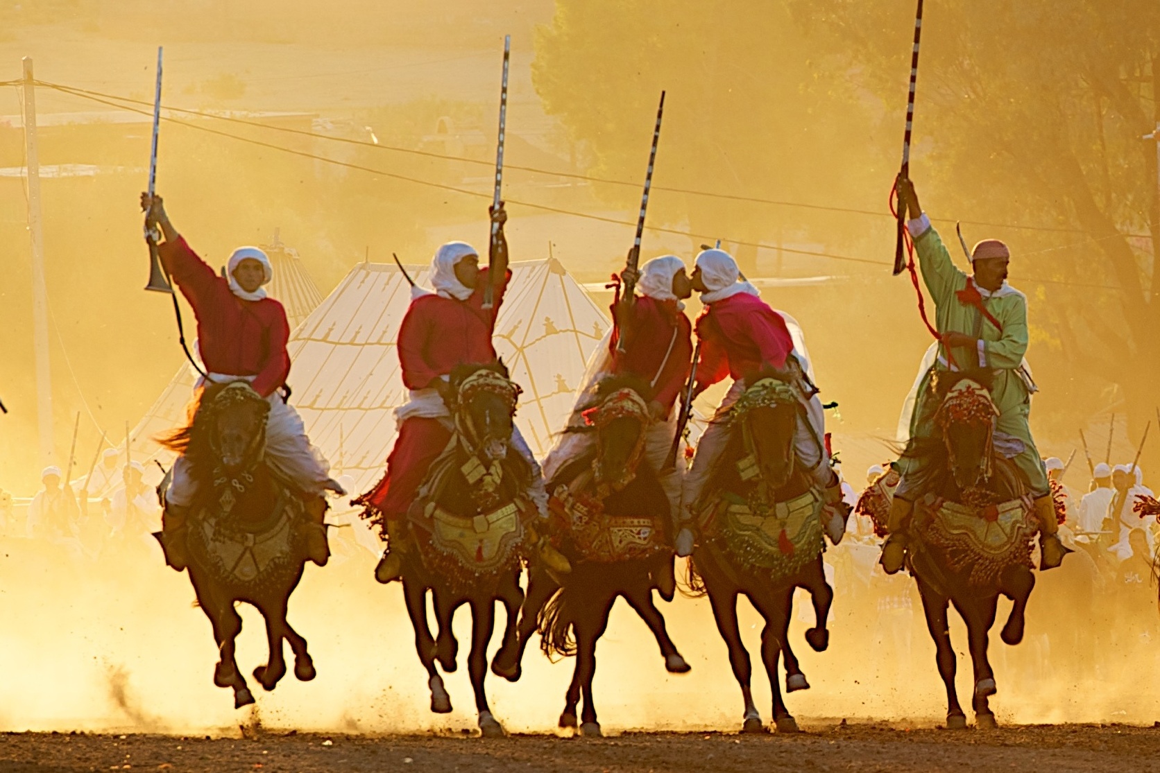 dit-zie-je-zelden-n-kus-tijdens-de-paardenrace