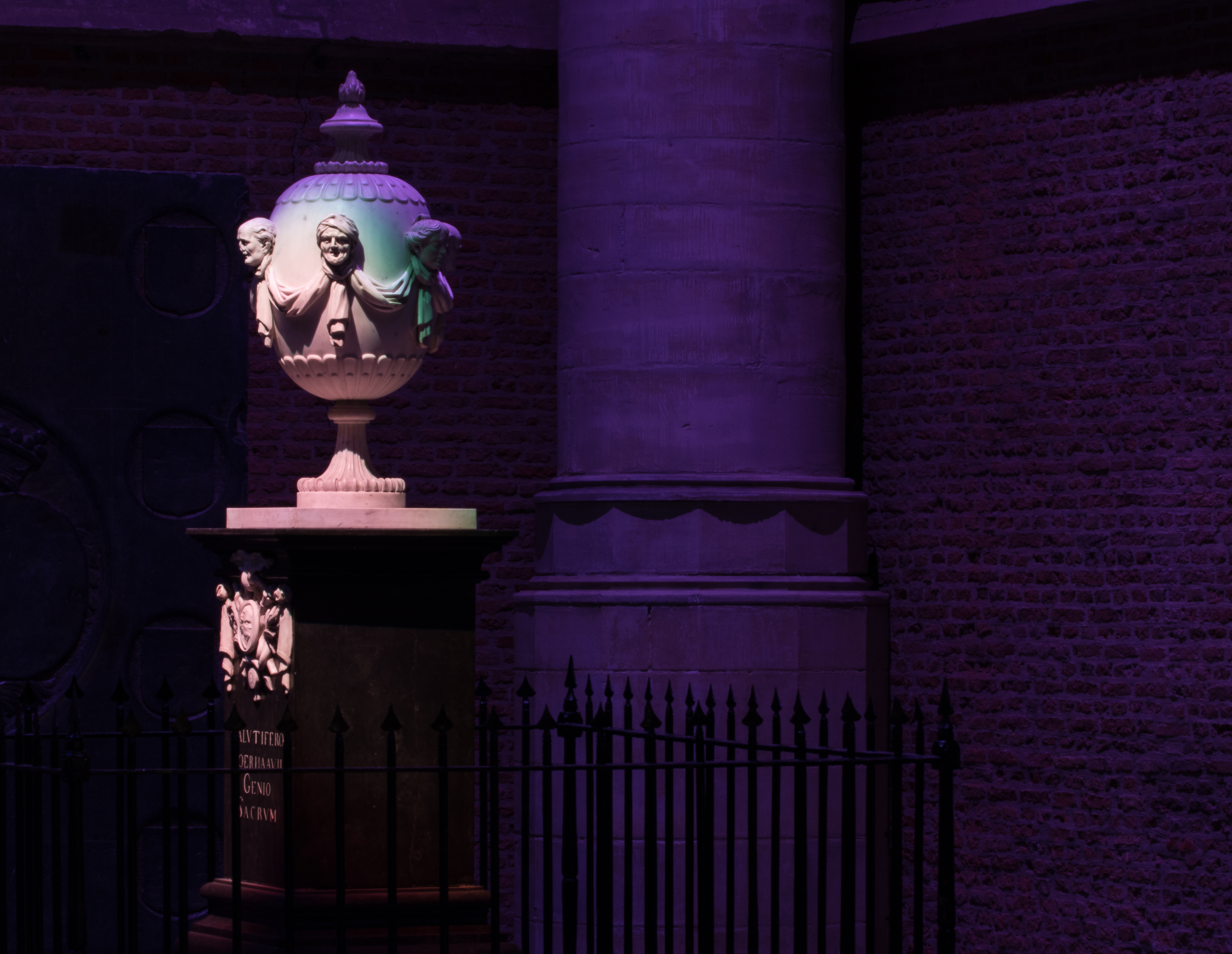 grafmonument-in-de-leidse-pieterskerk-2