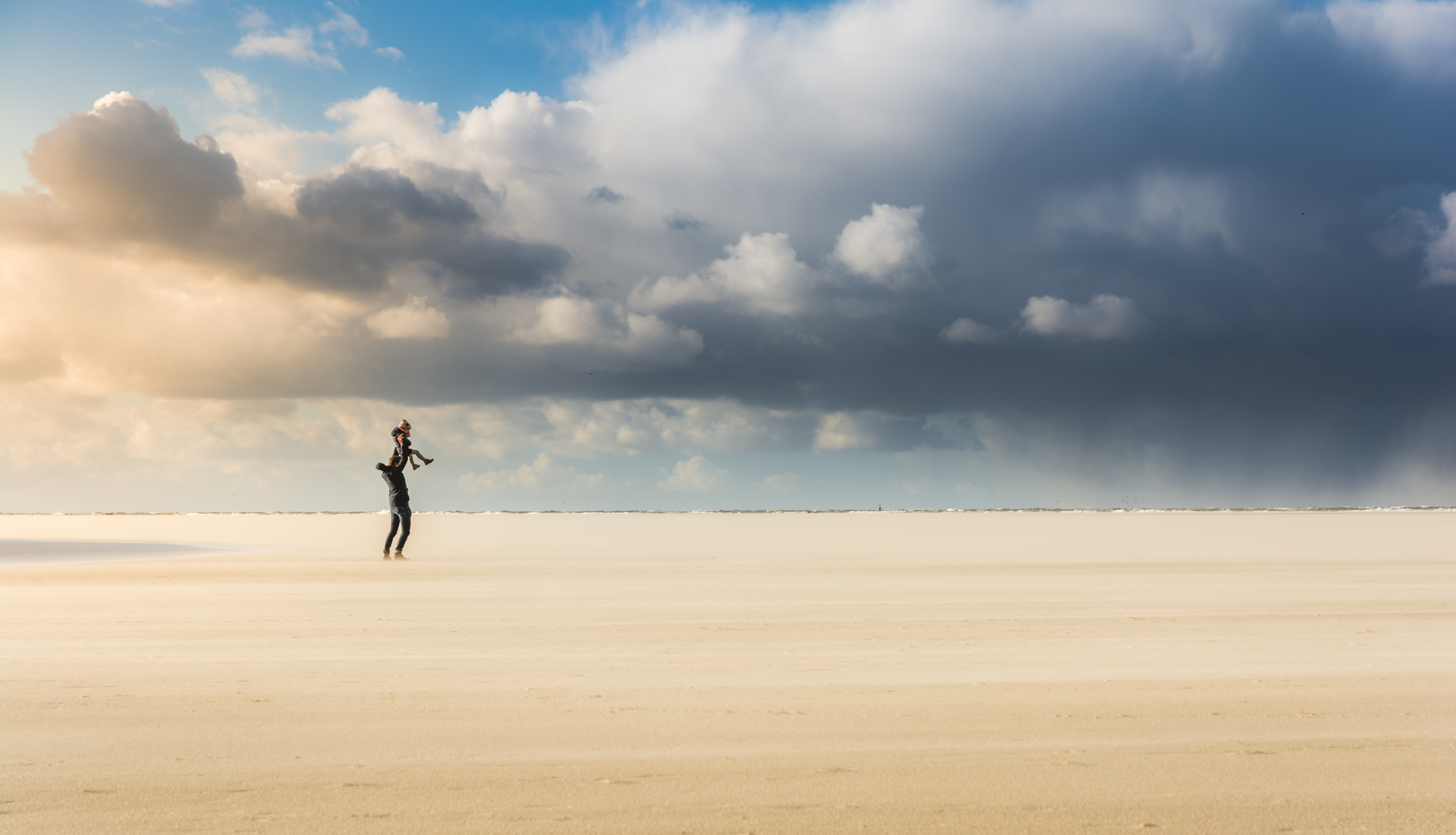 strandwandeling-met-wind-hagel-regen-en-zon