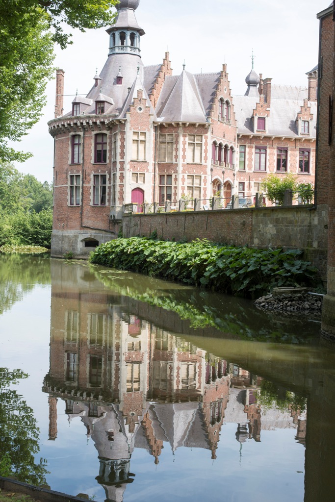 weerspiegeling-in-het-water-kasteel-ooidonk-deinze