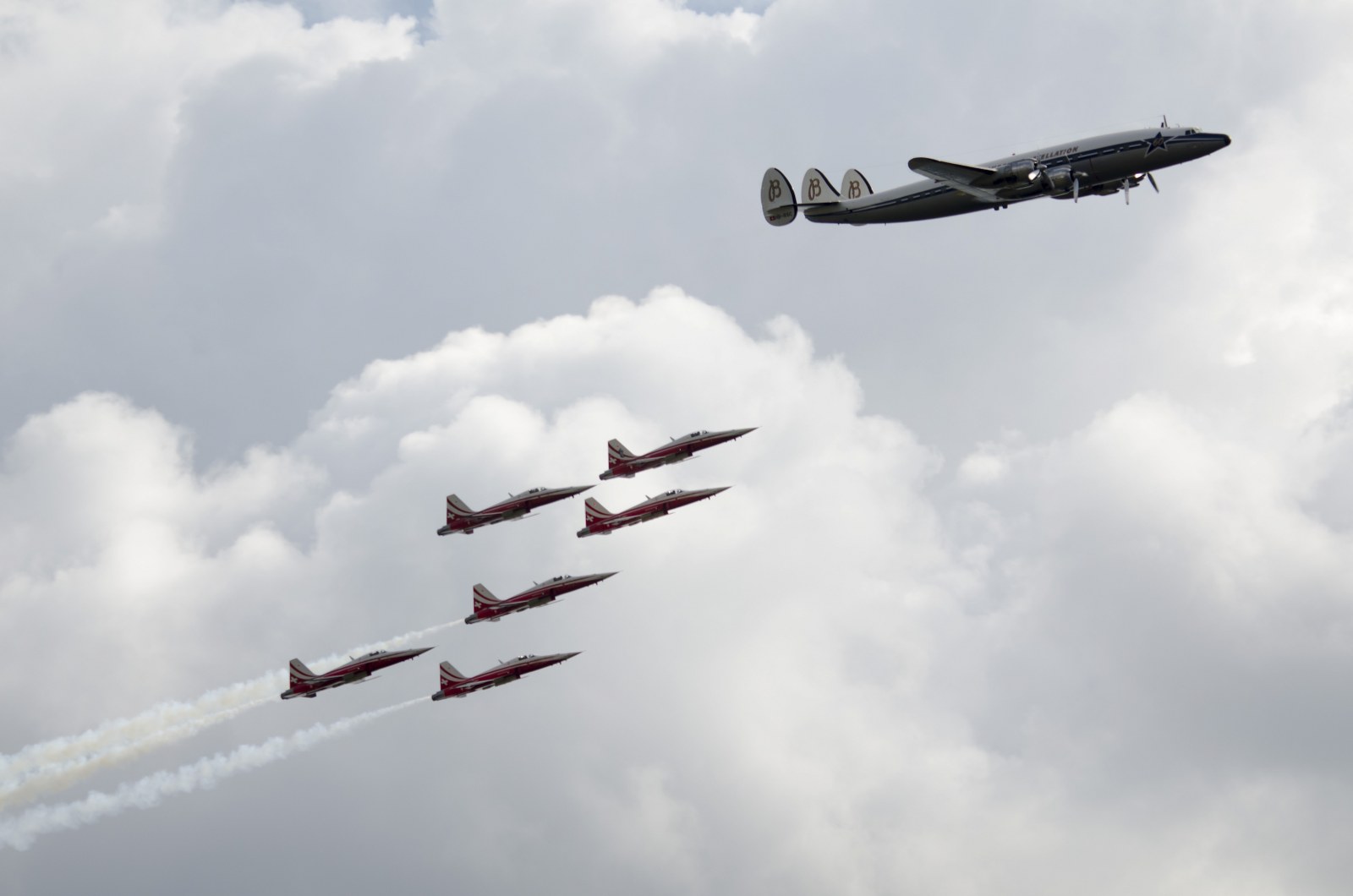 de-breitling-super-constellation-met-de-patrouille-suisse-een-uniek-beeld