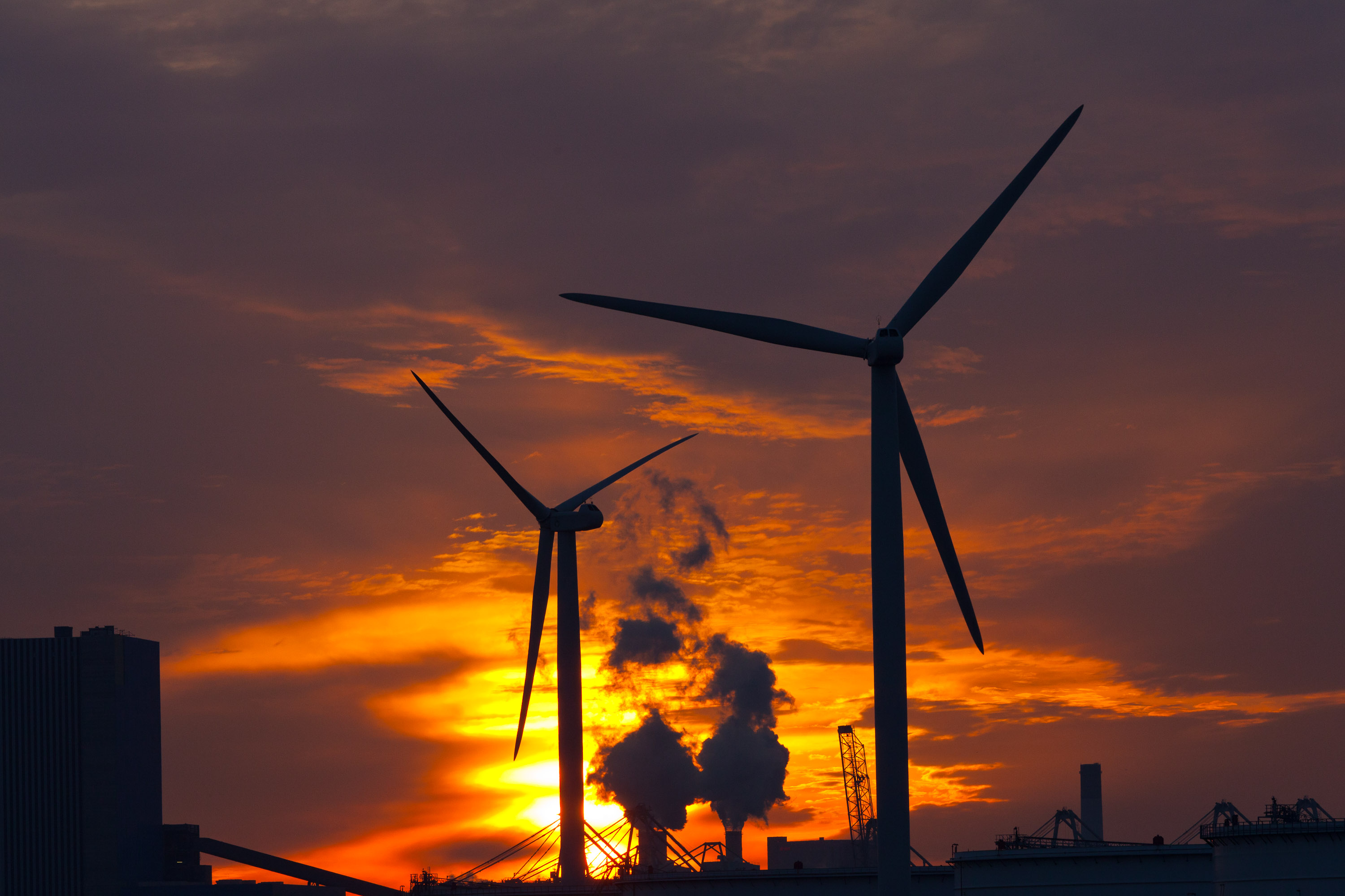 windturbines-in-tegenlicht-botlek