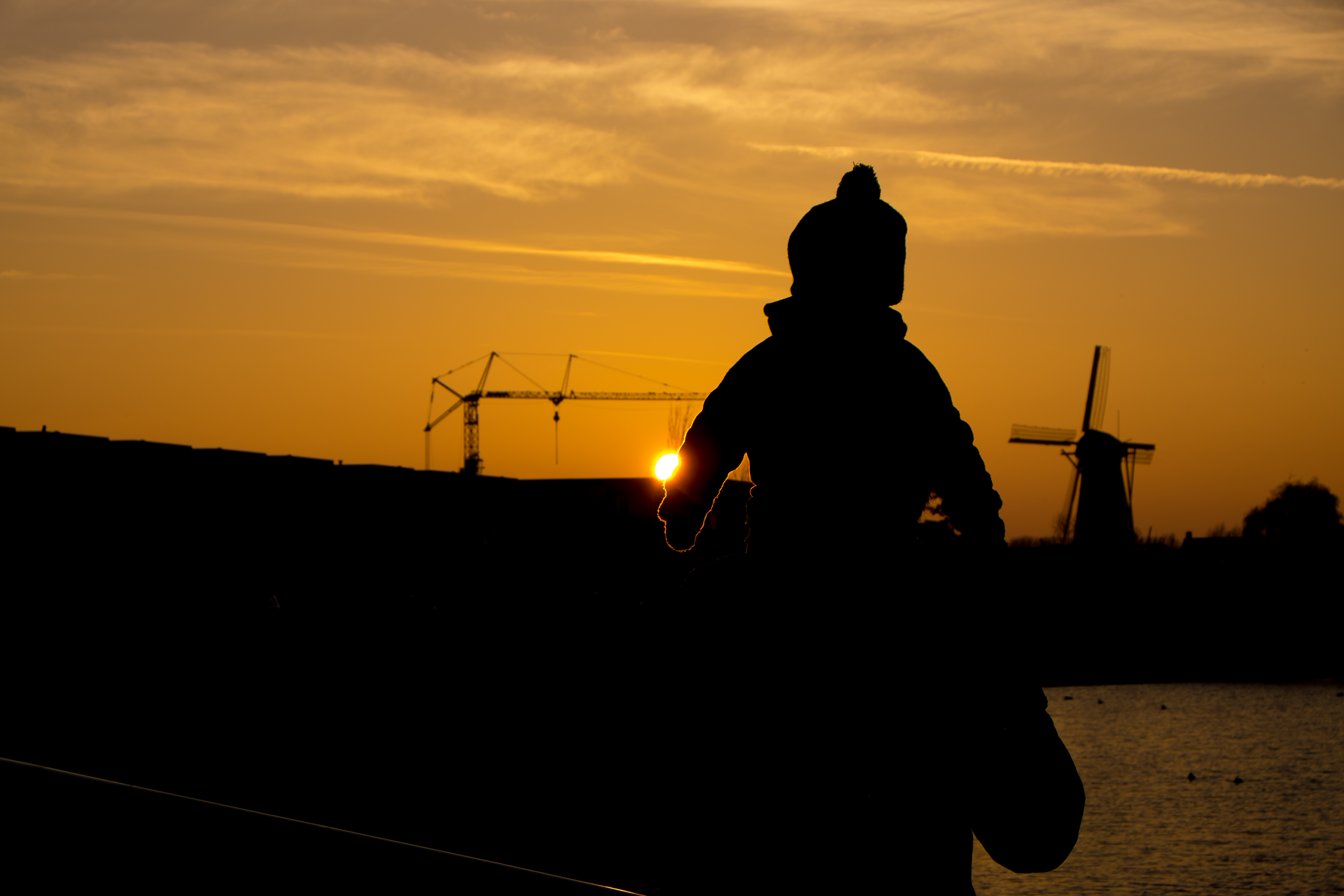 opa-en-kleinzoon-tijdens-zonsondergang