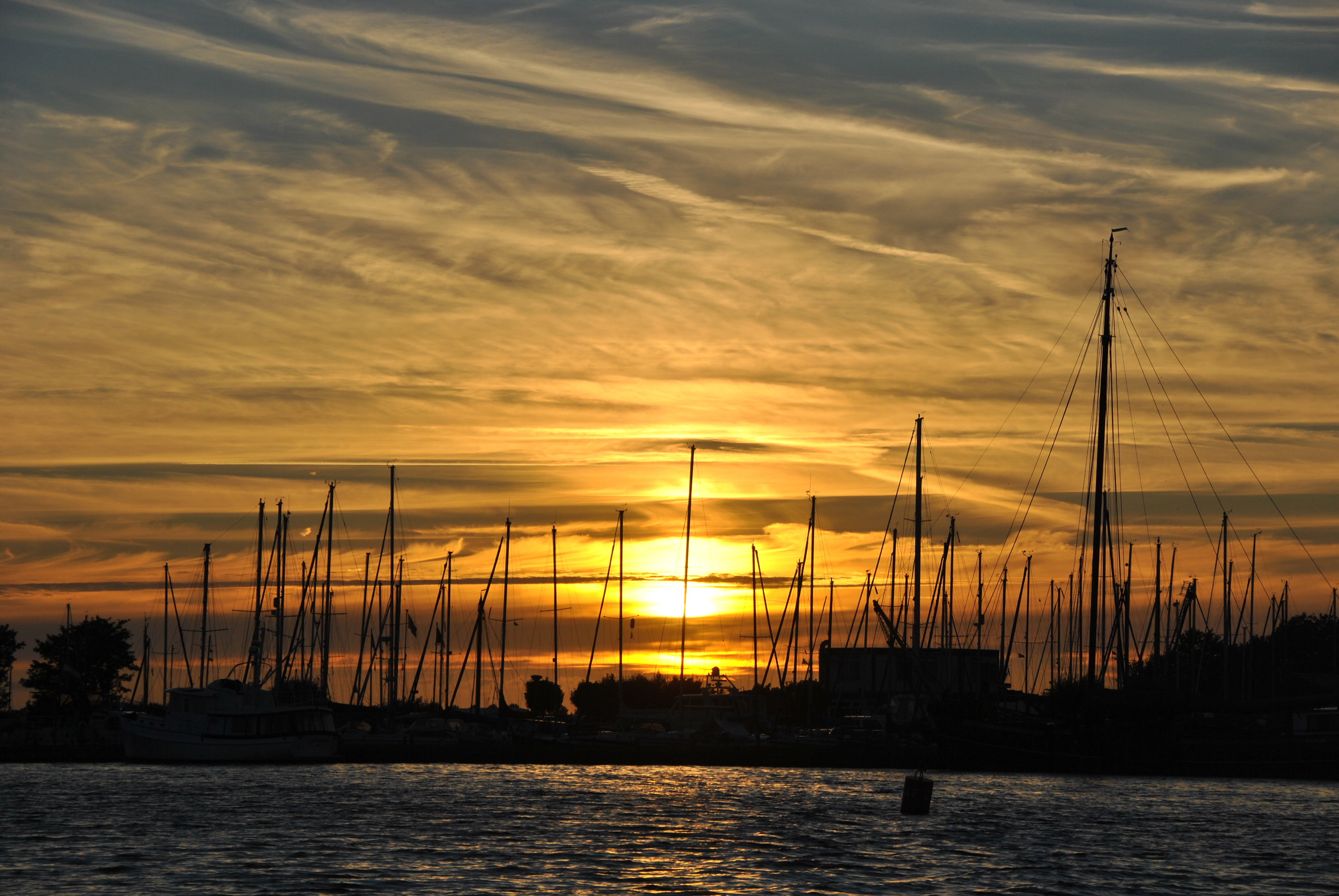 ondergaande-zon-bij-een-haven
