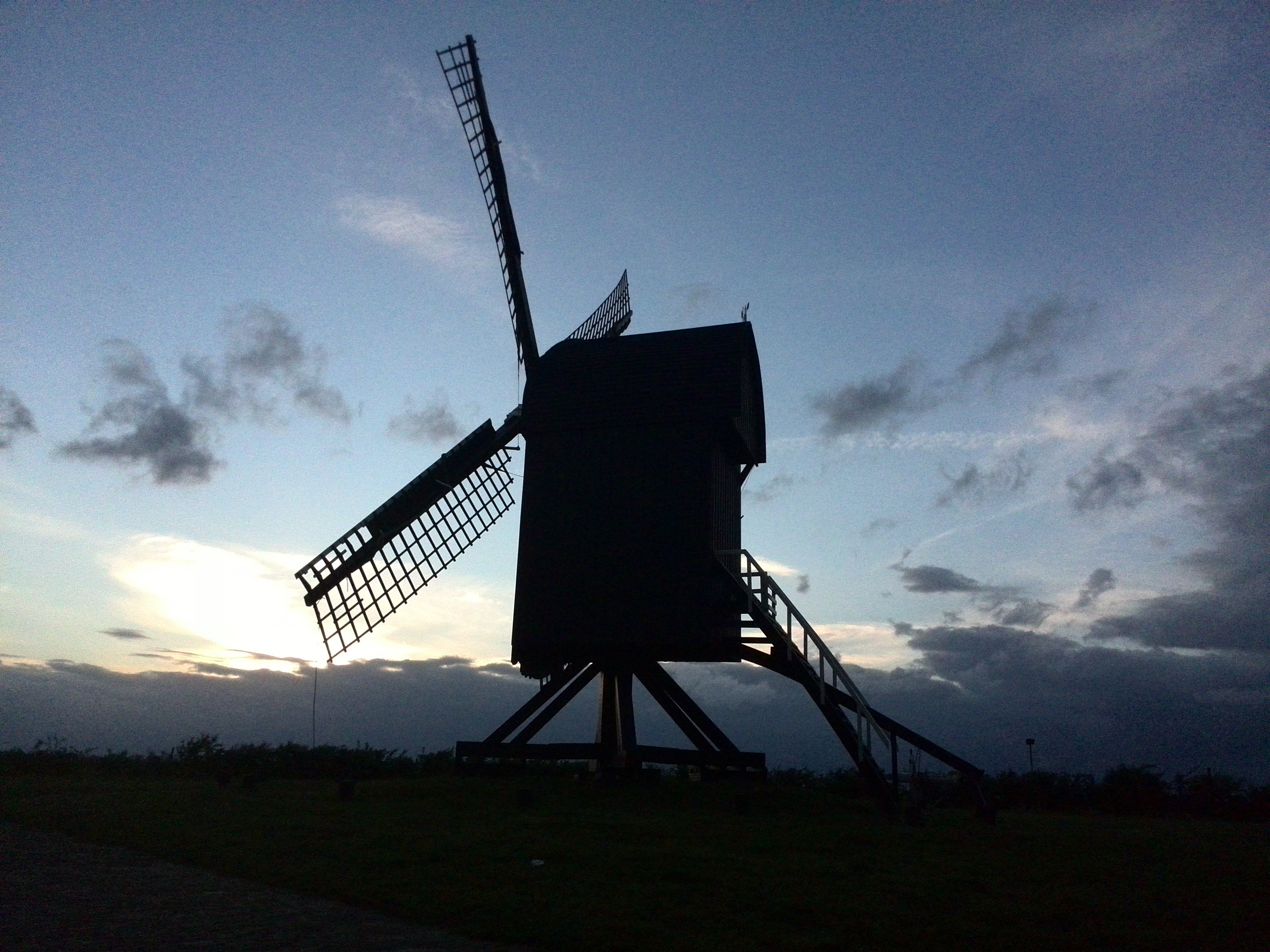 standaardmolen-in-avondlicht