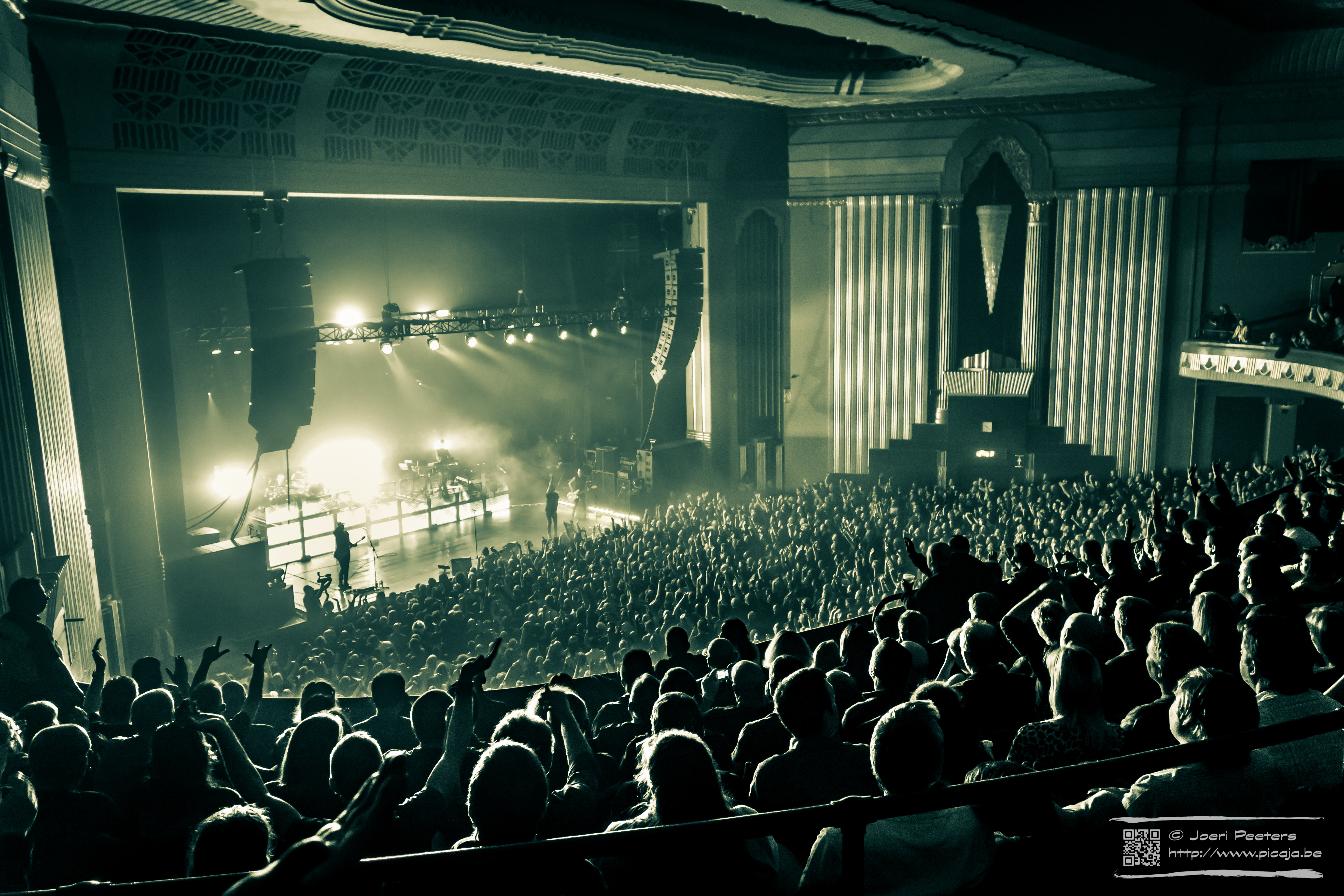 gary-numan-in-london-in-het-legendarische-hammersmith-odeon-apollo