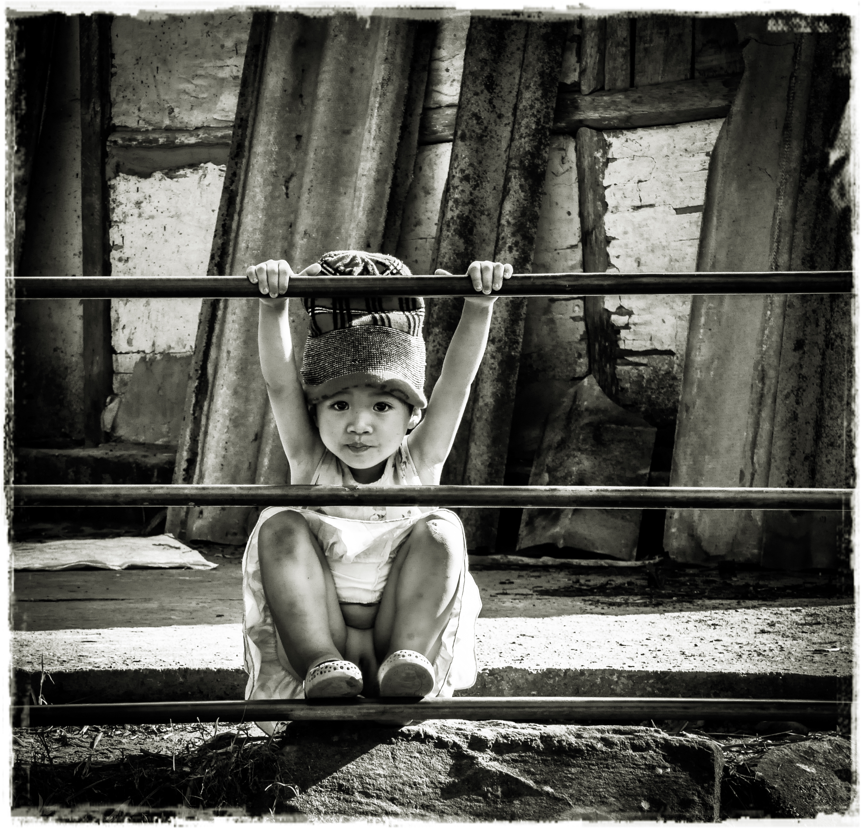 vietnam-sapathe-hanging-girl