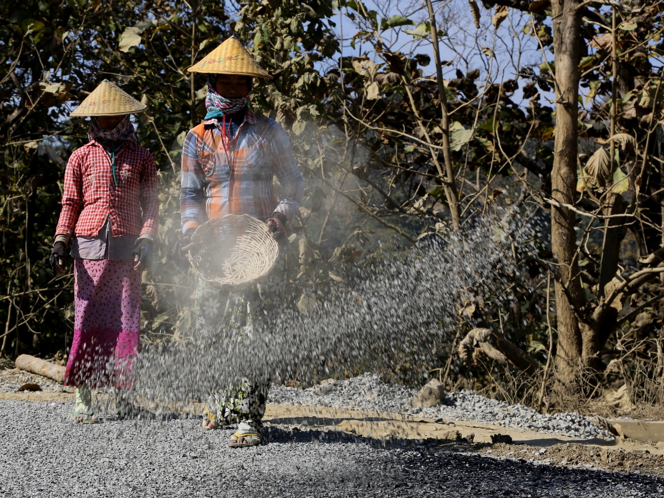 myanmar-vrouwen-werken-aan-de-weg