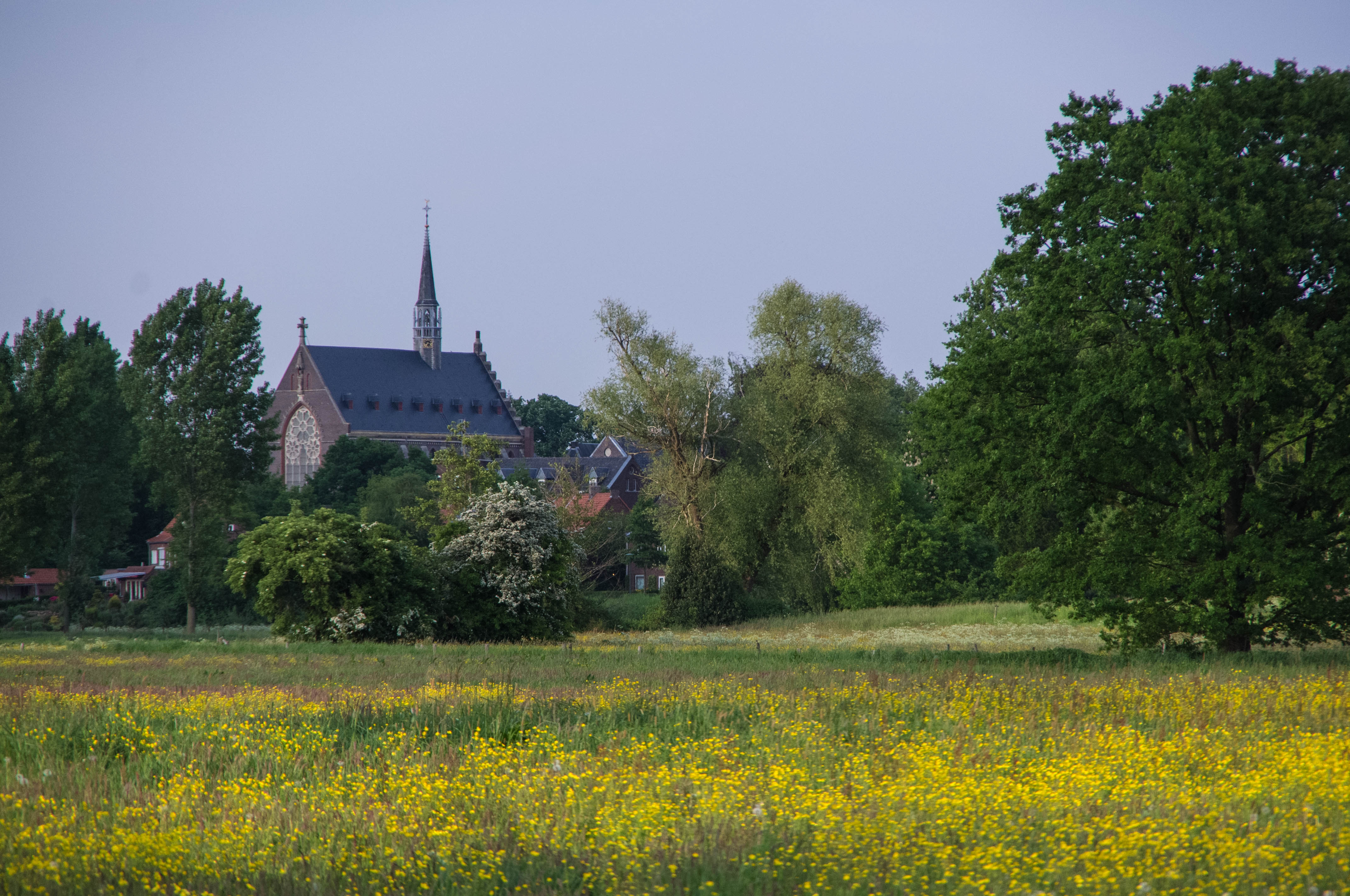 blik-op-kapel-in-het-zand-vanuit-de-verte