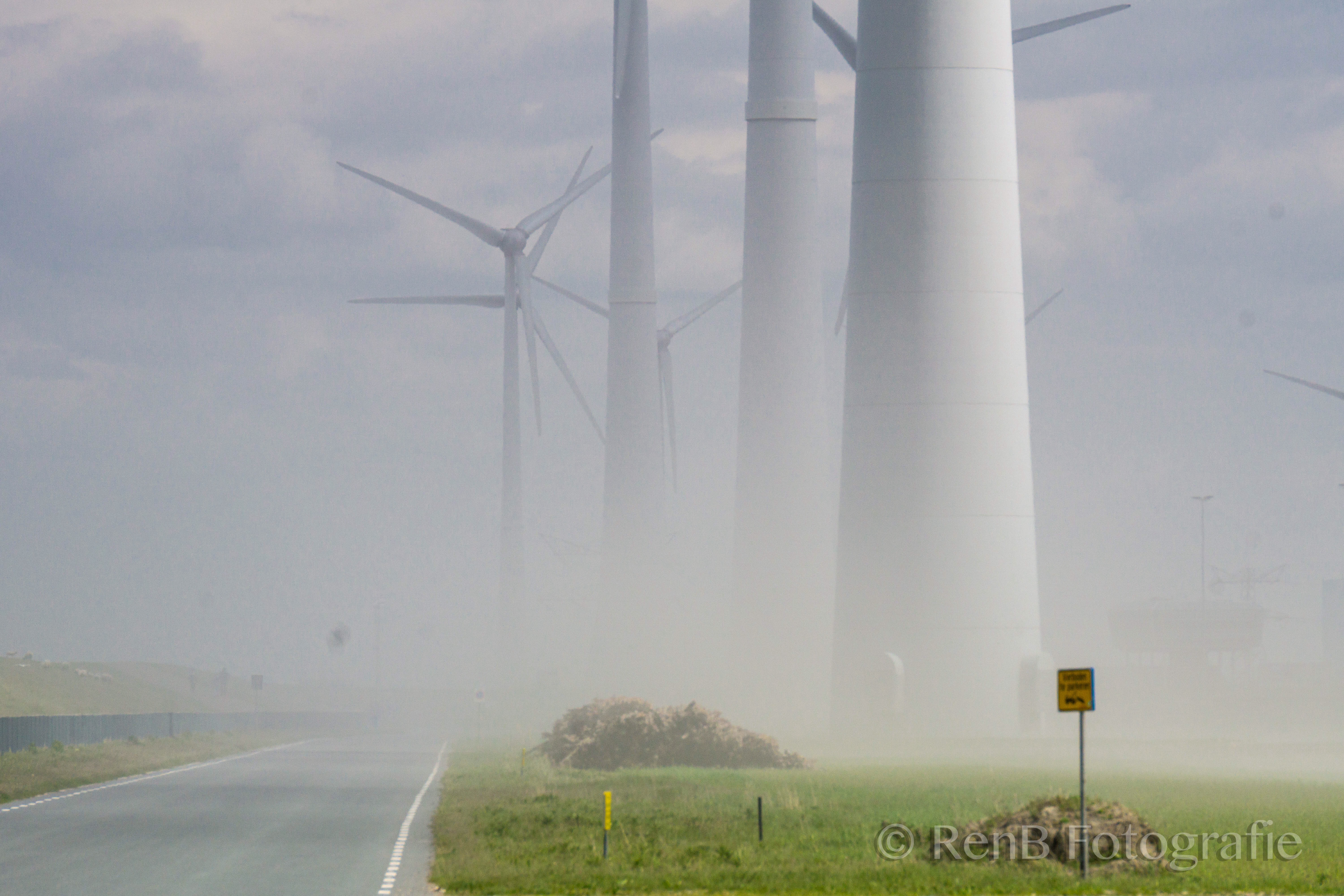 windmolens-in-een-zandstorm