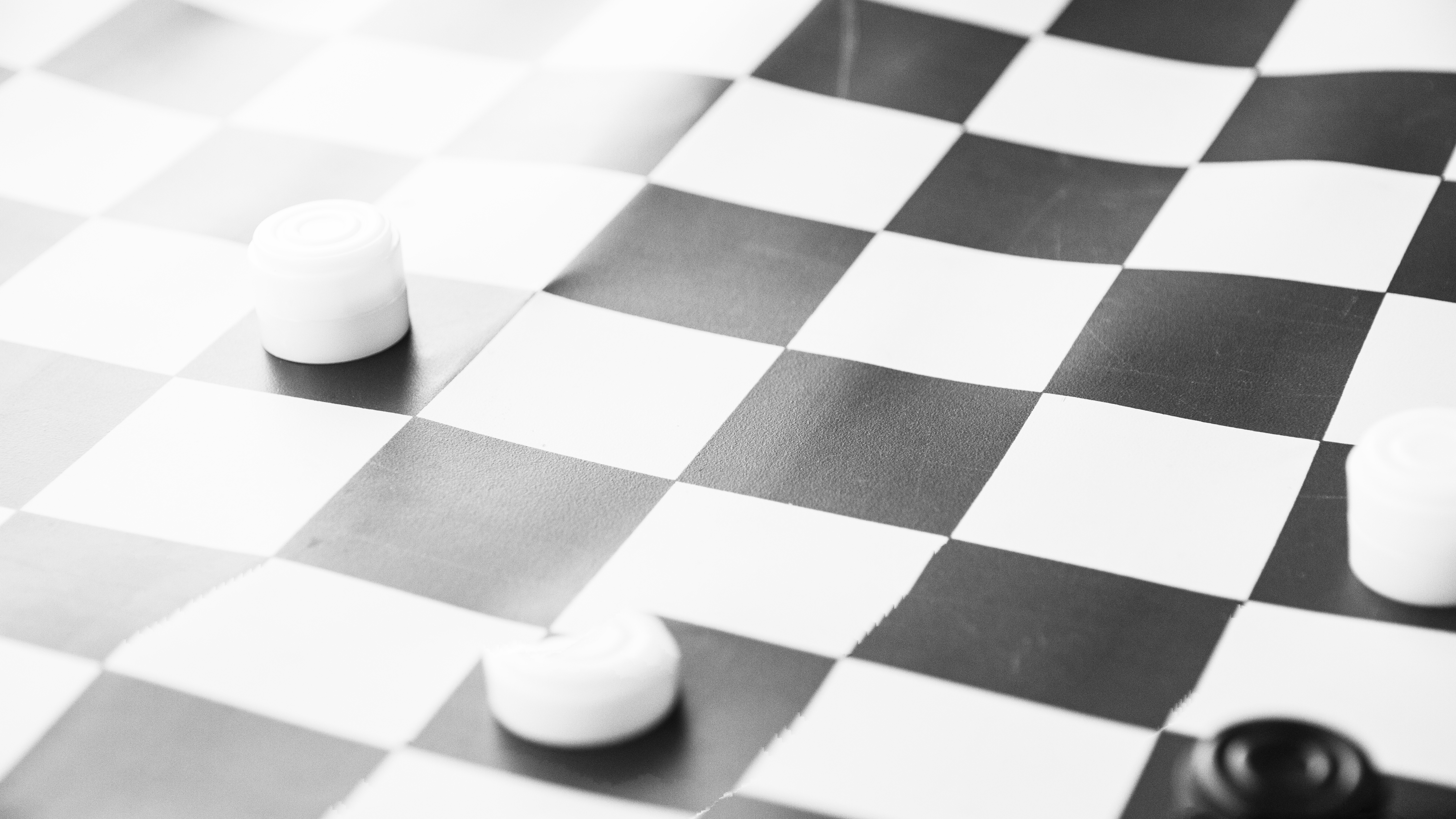 playing-draughts-on-the-train