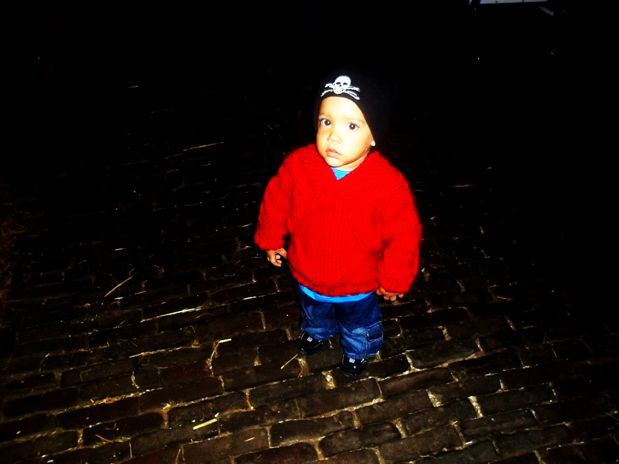 mooie-jongen-met-zijn-rode-trui