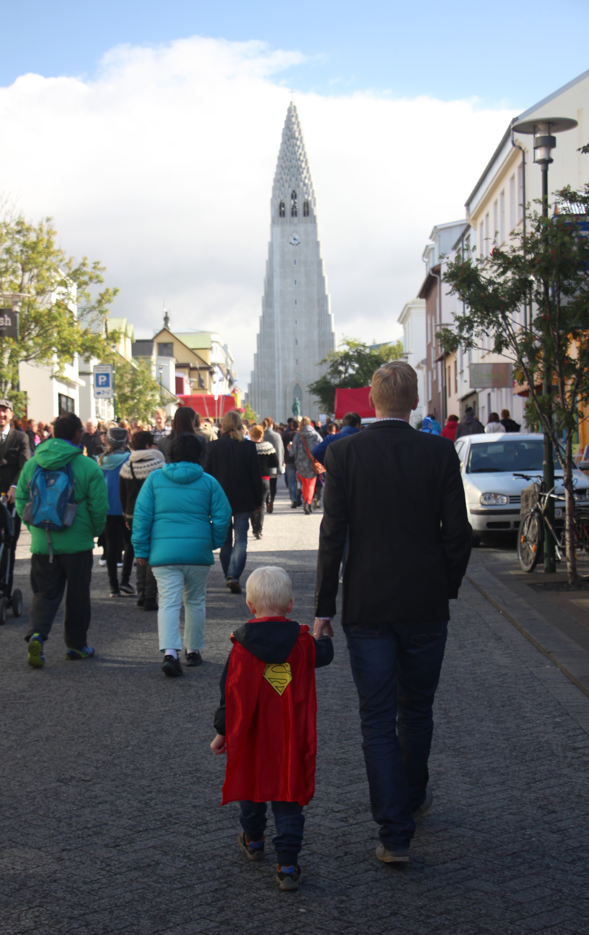 jonge-superman-op-weg-naar-de-hallgrimskirkja-in-reykjavik