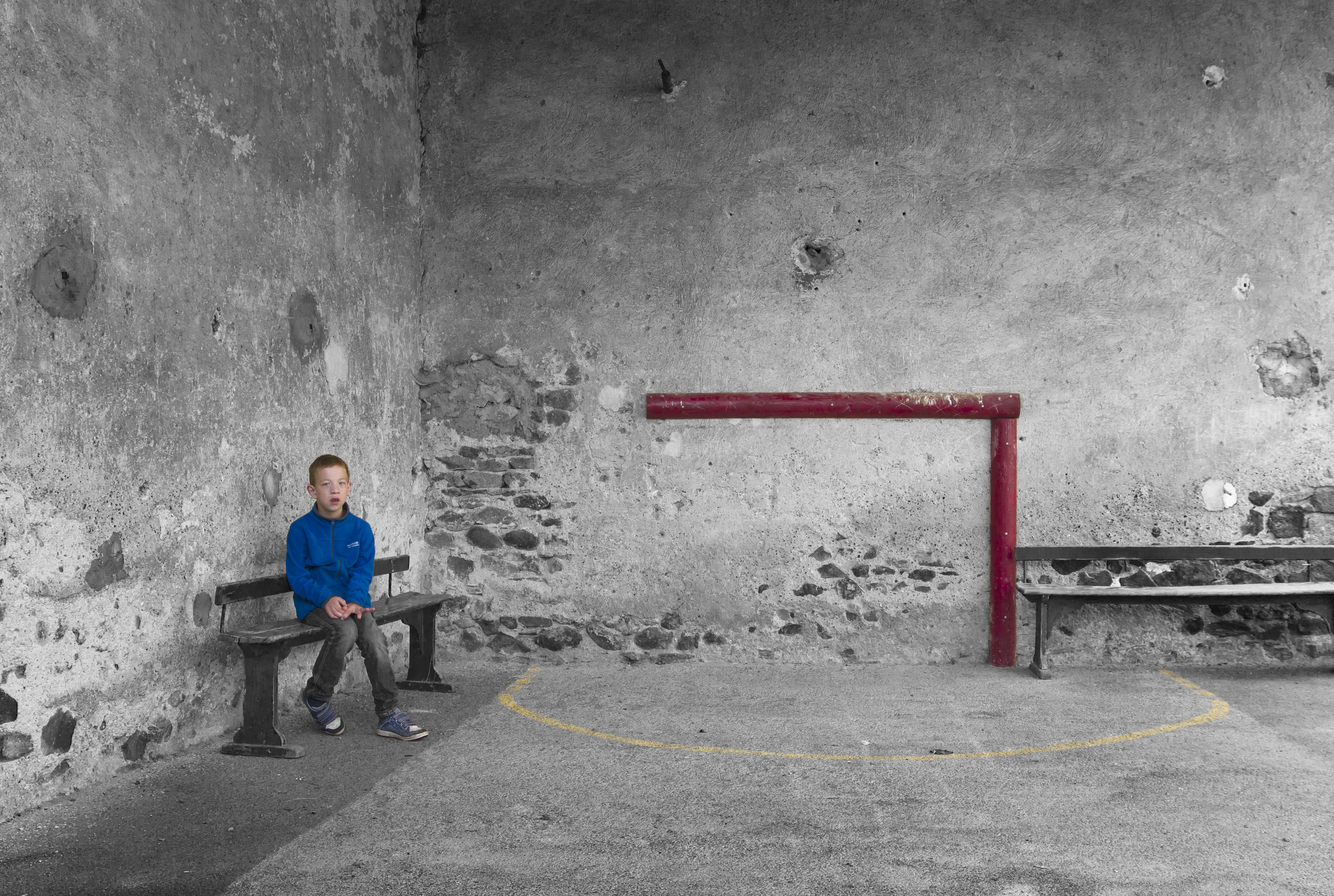 alleen-op-het-schoolplein