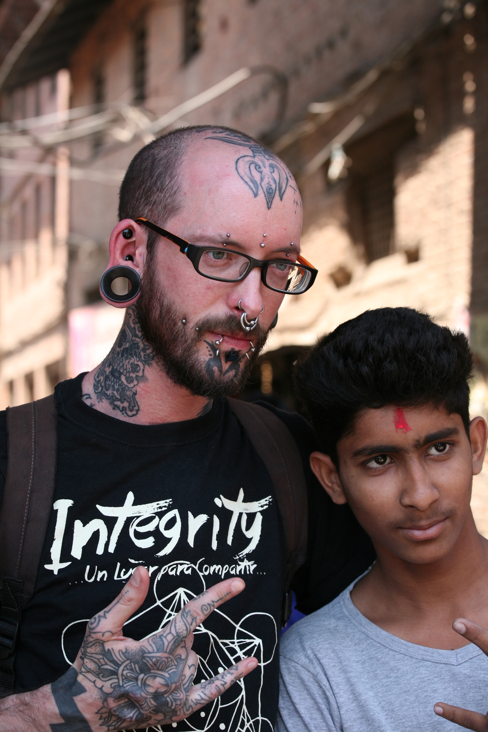 kathmandu-durbar-square-nepali-jongen-wil-met-rijk-getatoe%C3%ABerde-oostenrijker