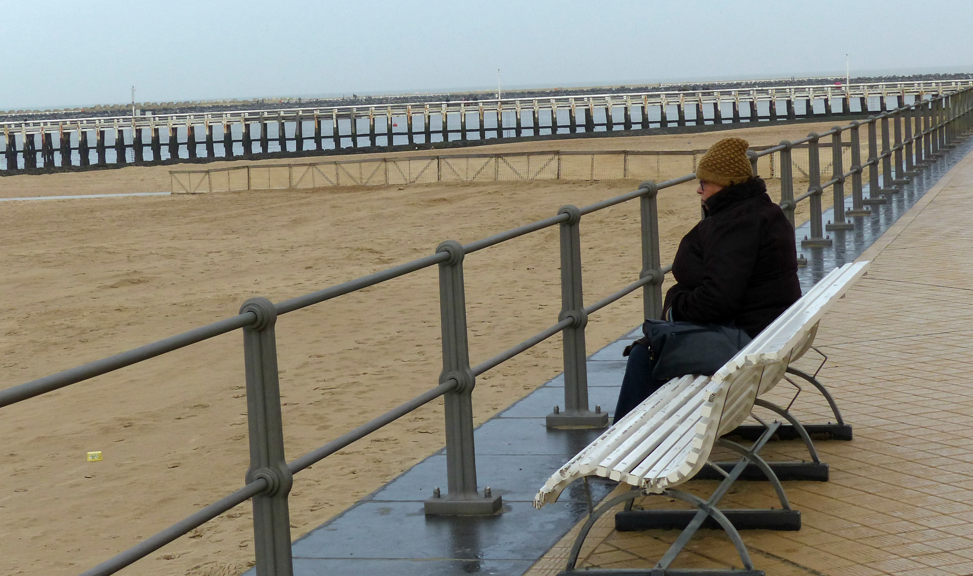 in-gedachten-verzonken-aan-de-kust