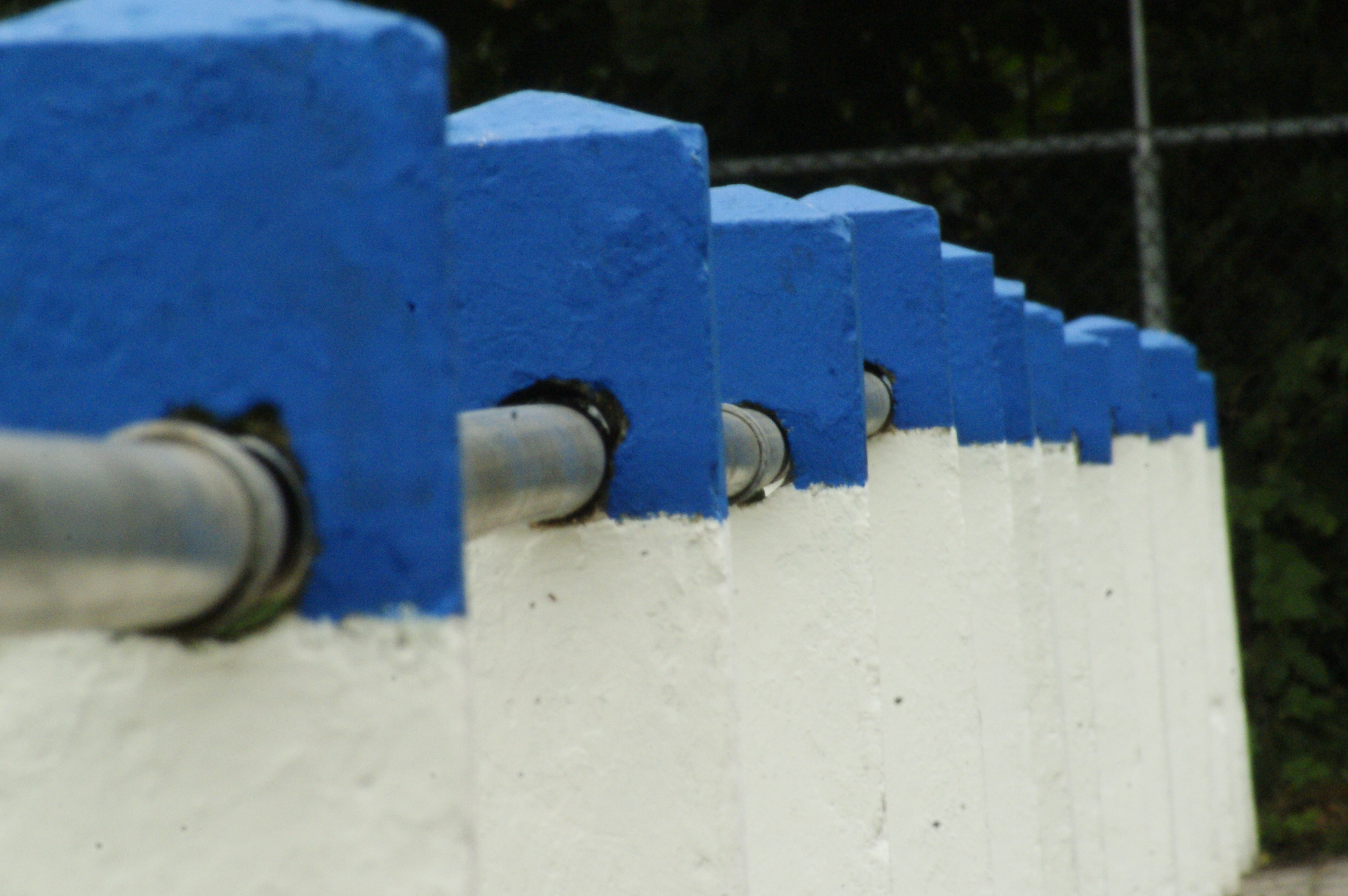 vrolijk-geverfde-afscheidingspaaltjes