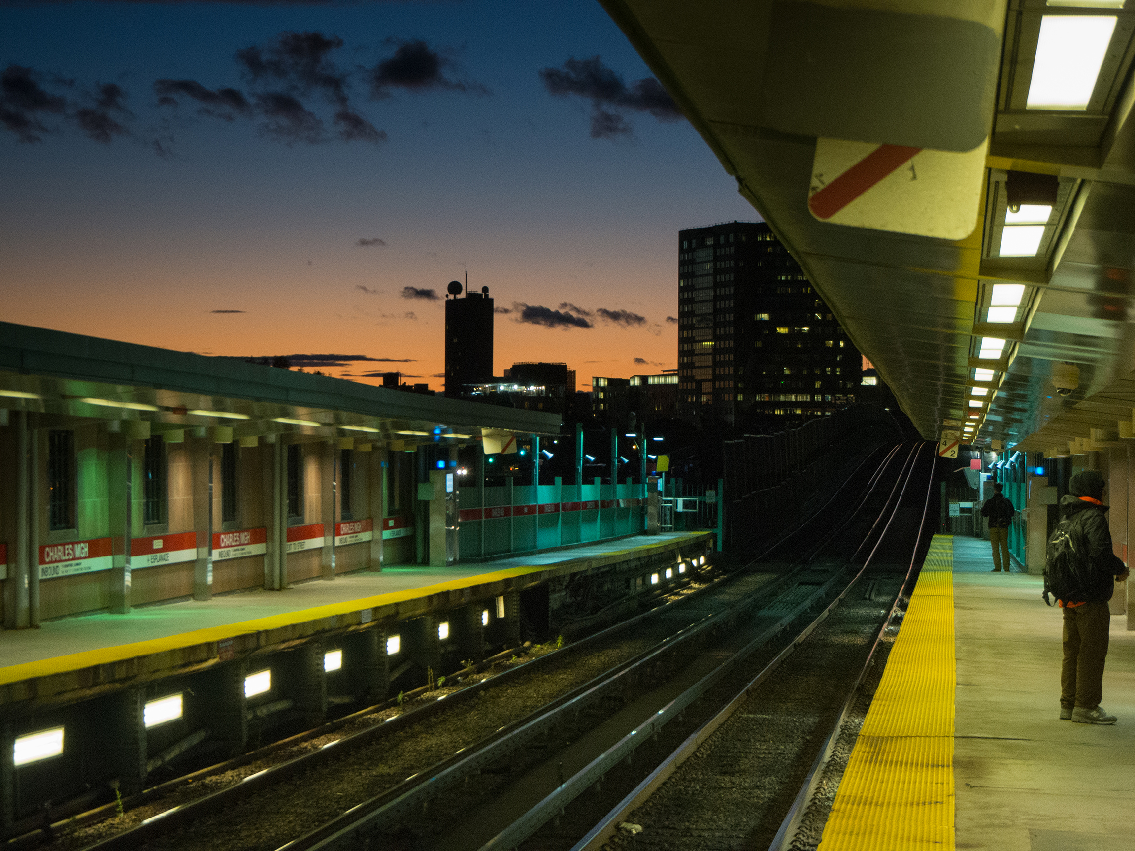 metro-station-bij-zonsondergang