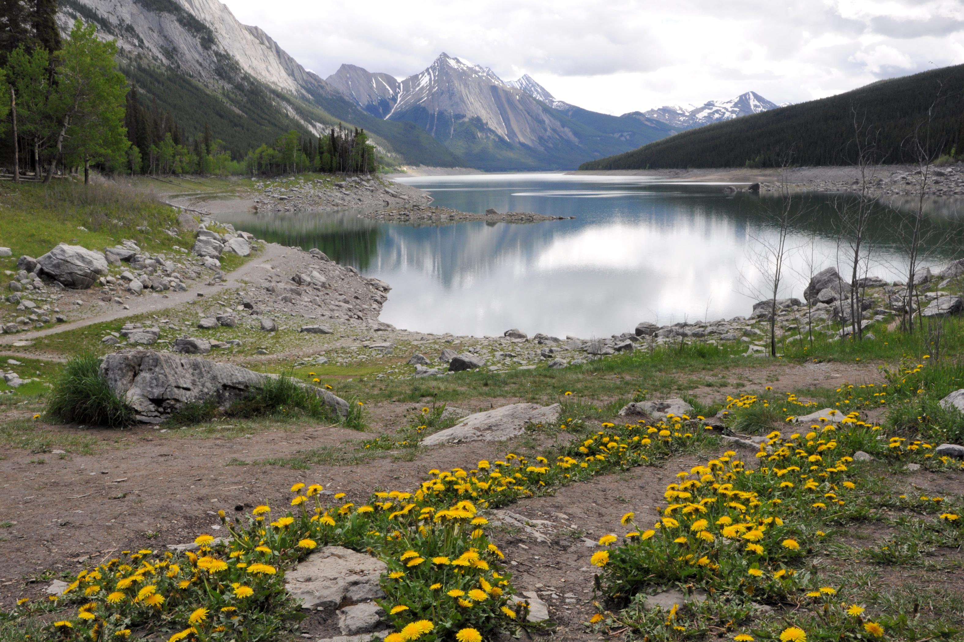 canada-rockies-medicine-lake