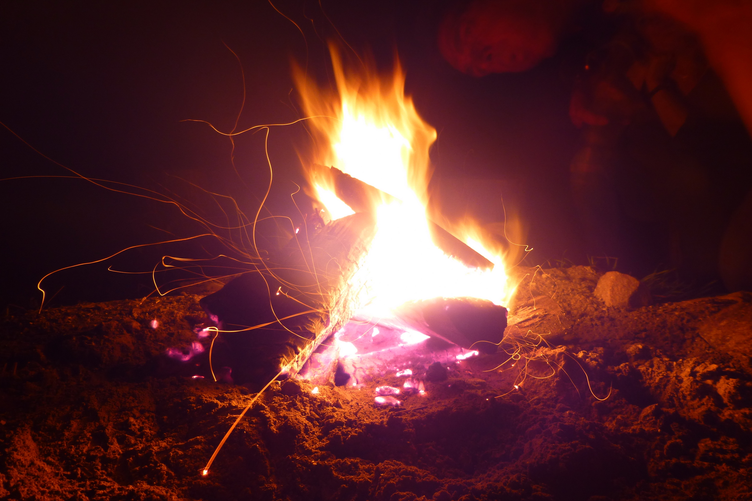 kampvuur-aanblazen-camping-in-frankrijk