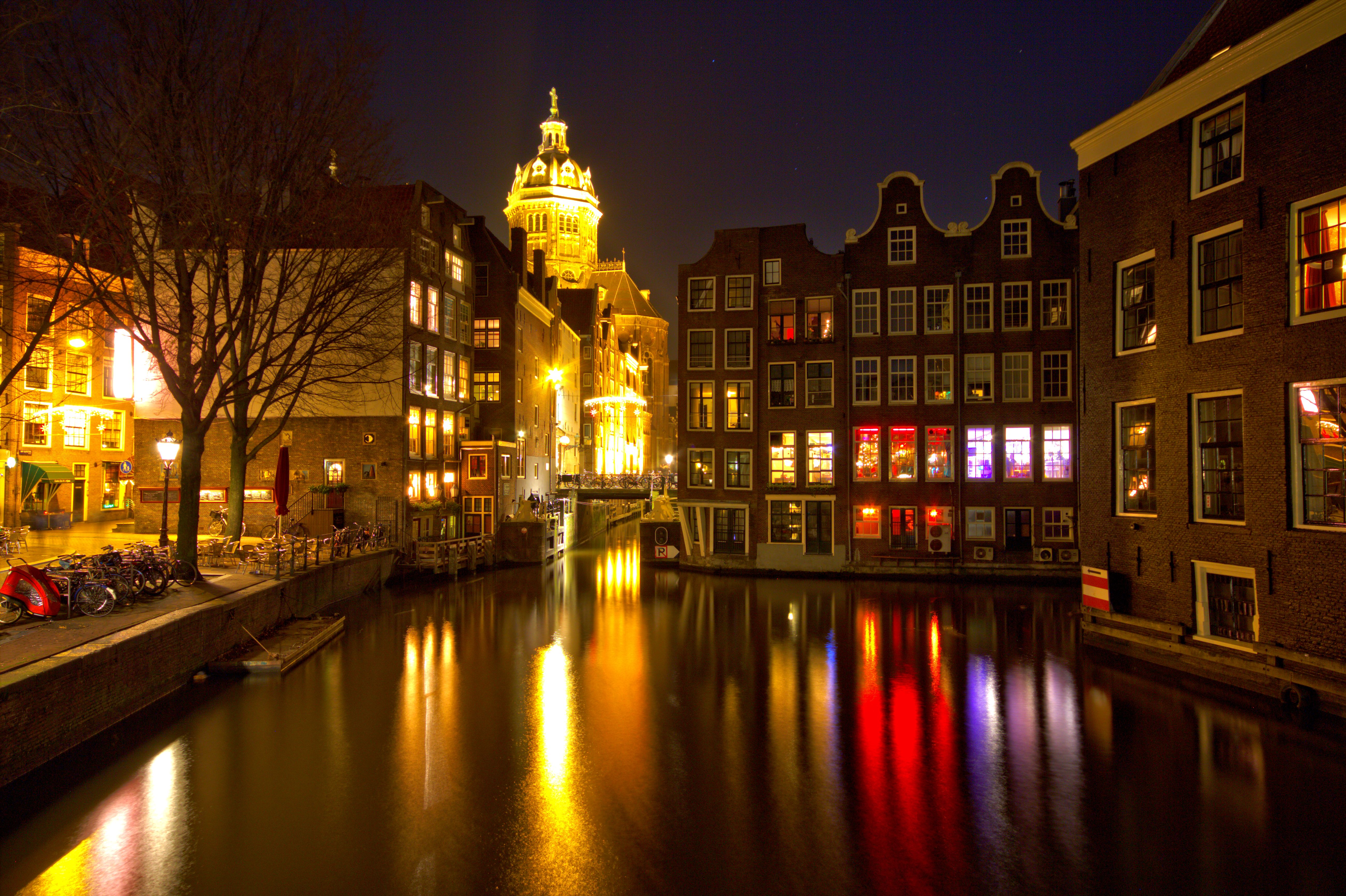 amsterdam-canals-and-church-at-night