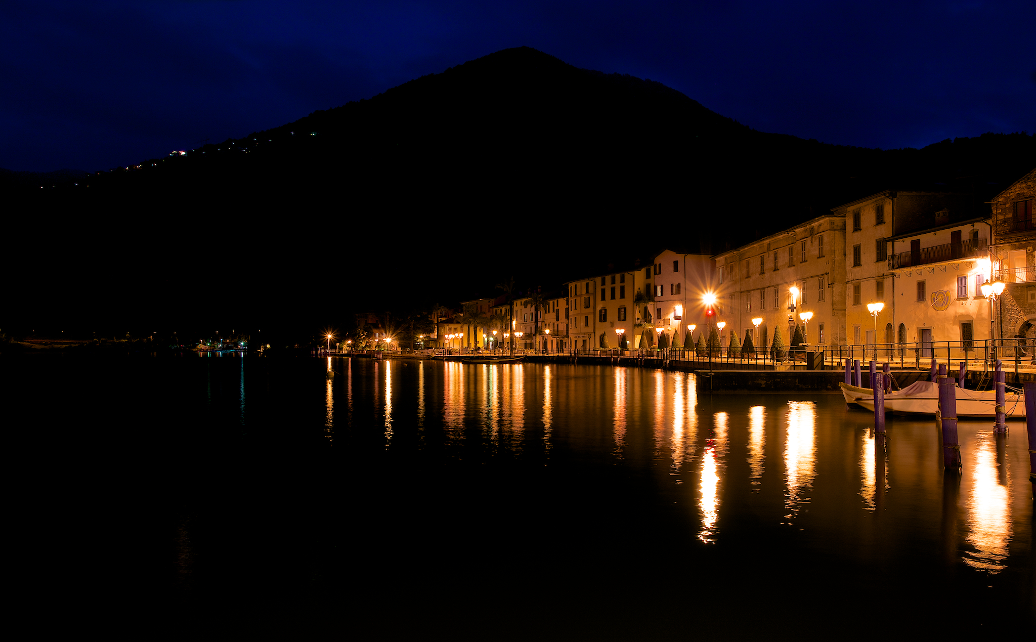 riva-di-solto-italie-bij-nacht