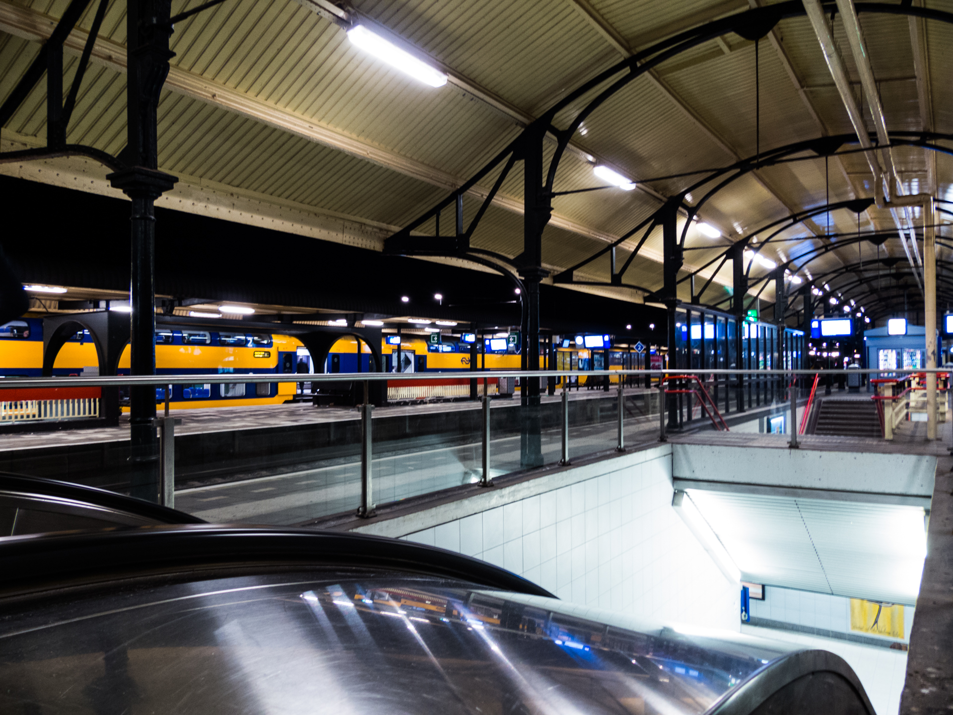station-alkmaar-perron-iin-avondlicht