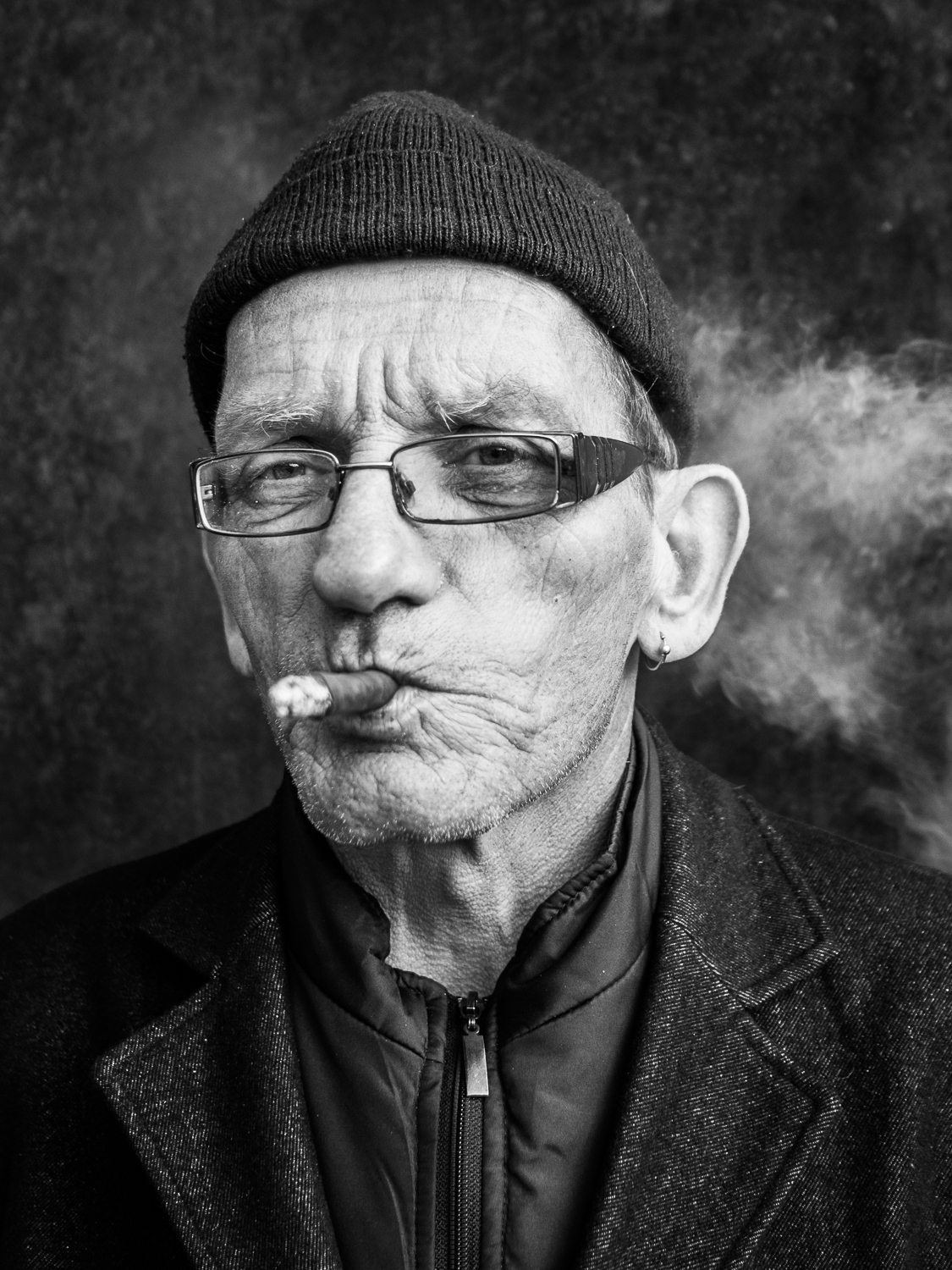 street-portrait-man-with-cigar