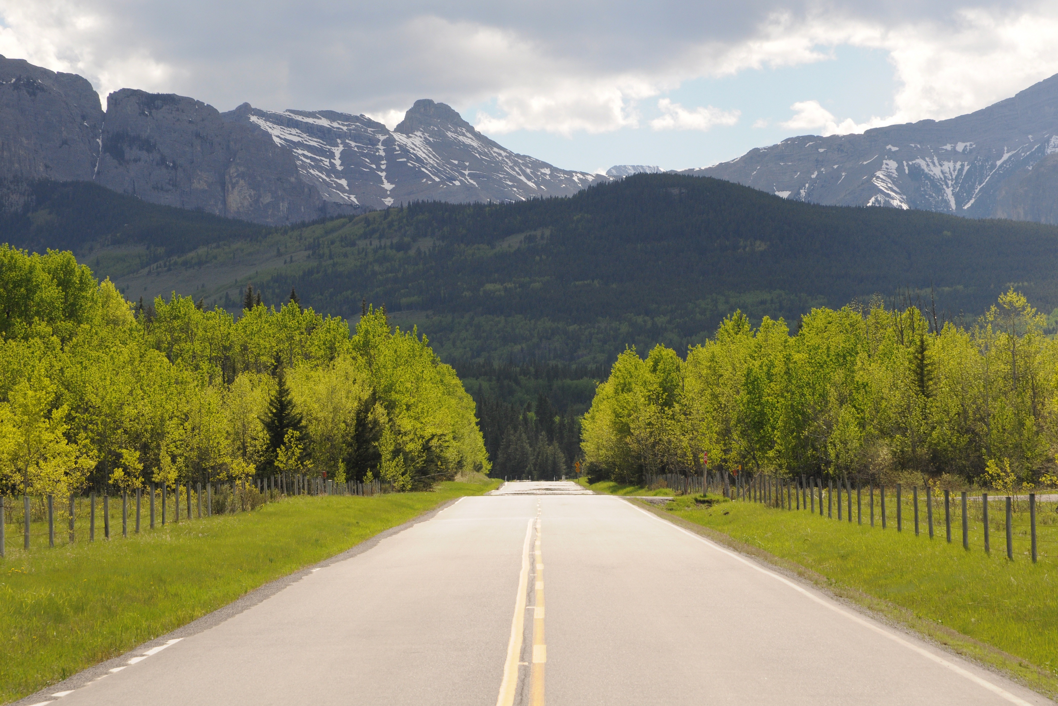 canada-rocky-mountains-op-weg-over-de-prachtige-bow-valley-trail-tussen-canmore