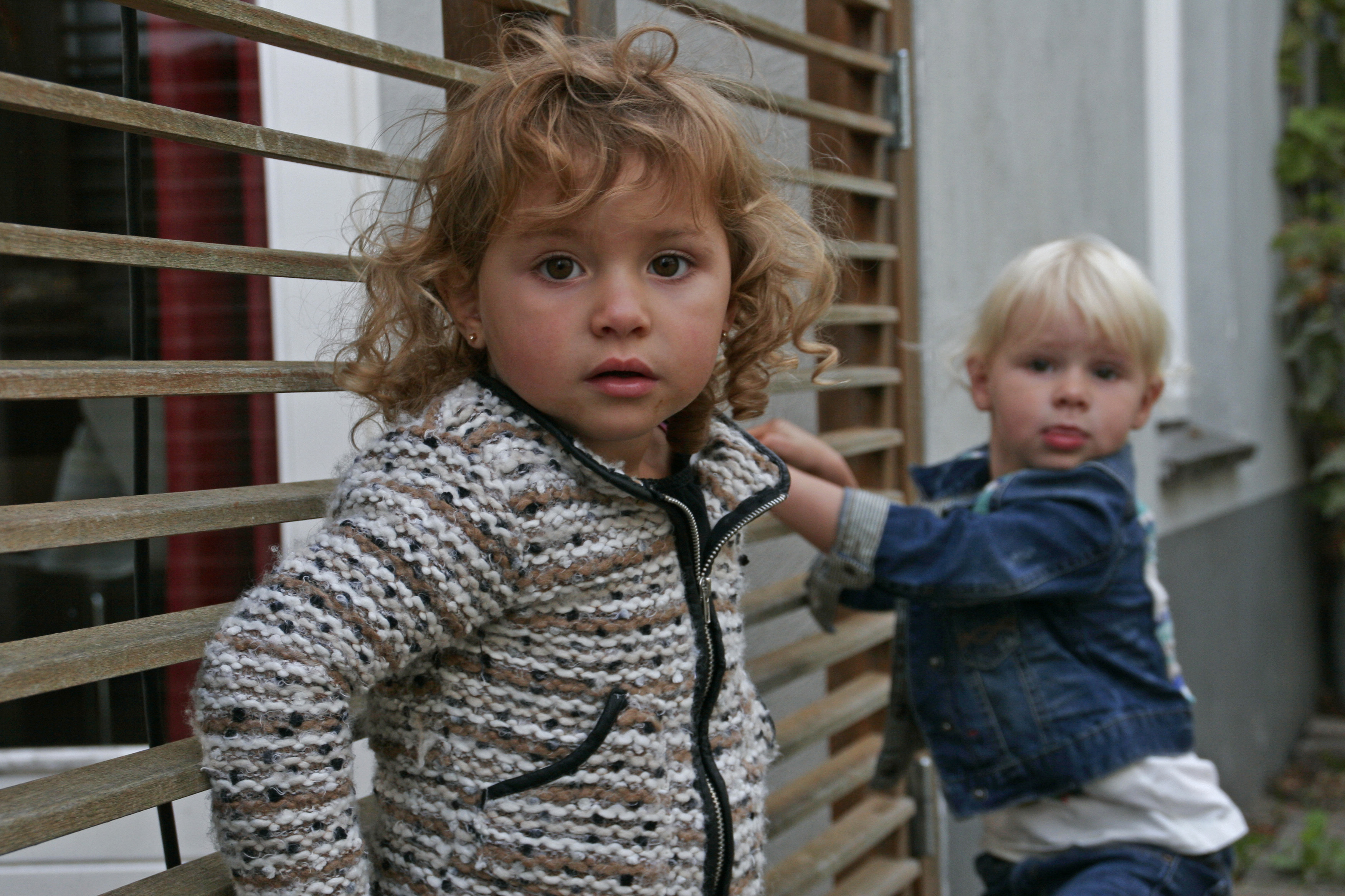 kinderen-hangen-aan-het-hek