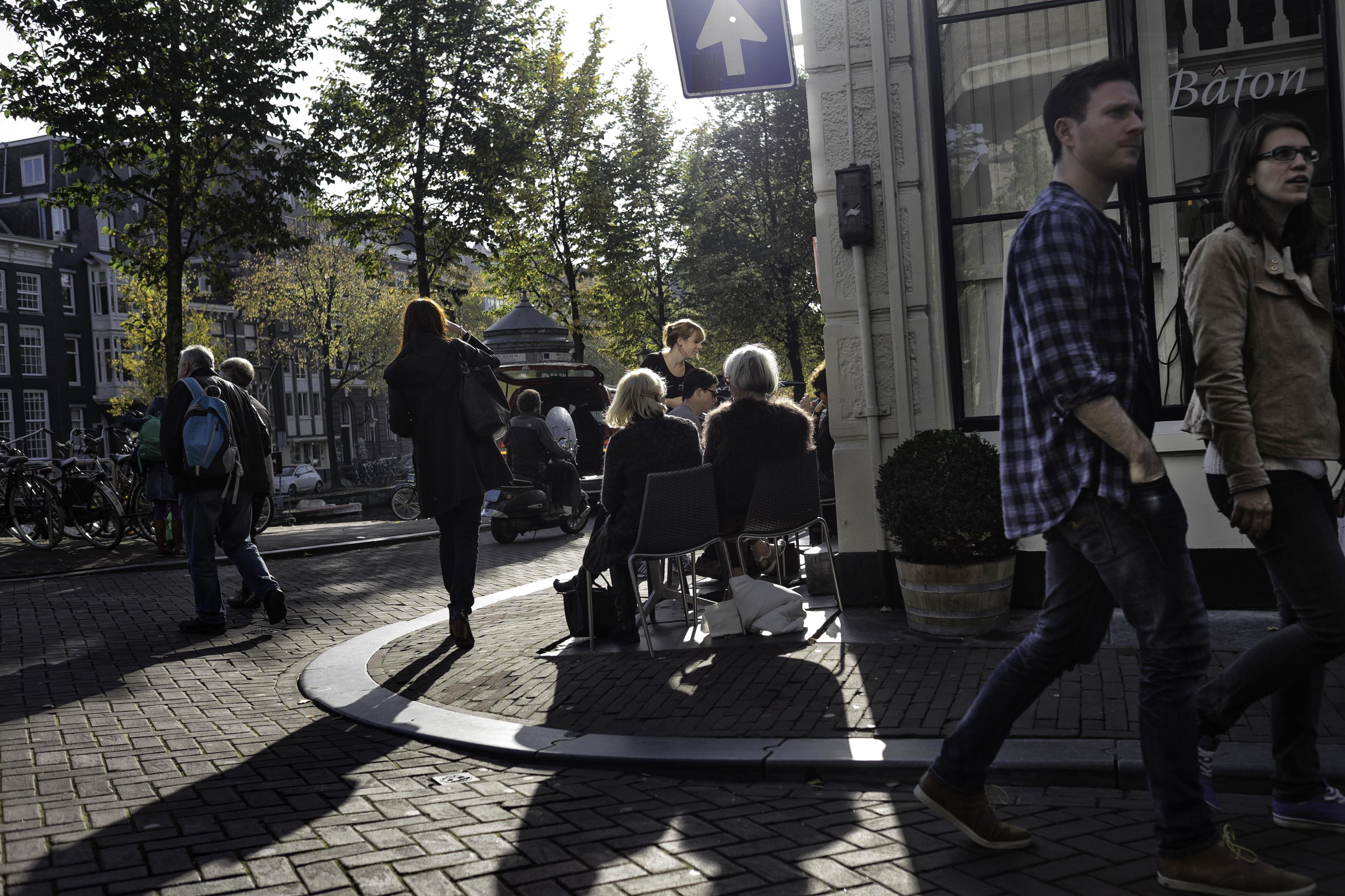 tegenlicht-op-een-amsterdamse-gracht