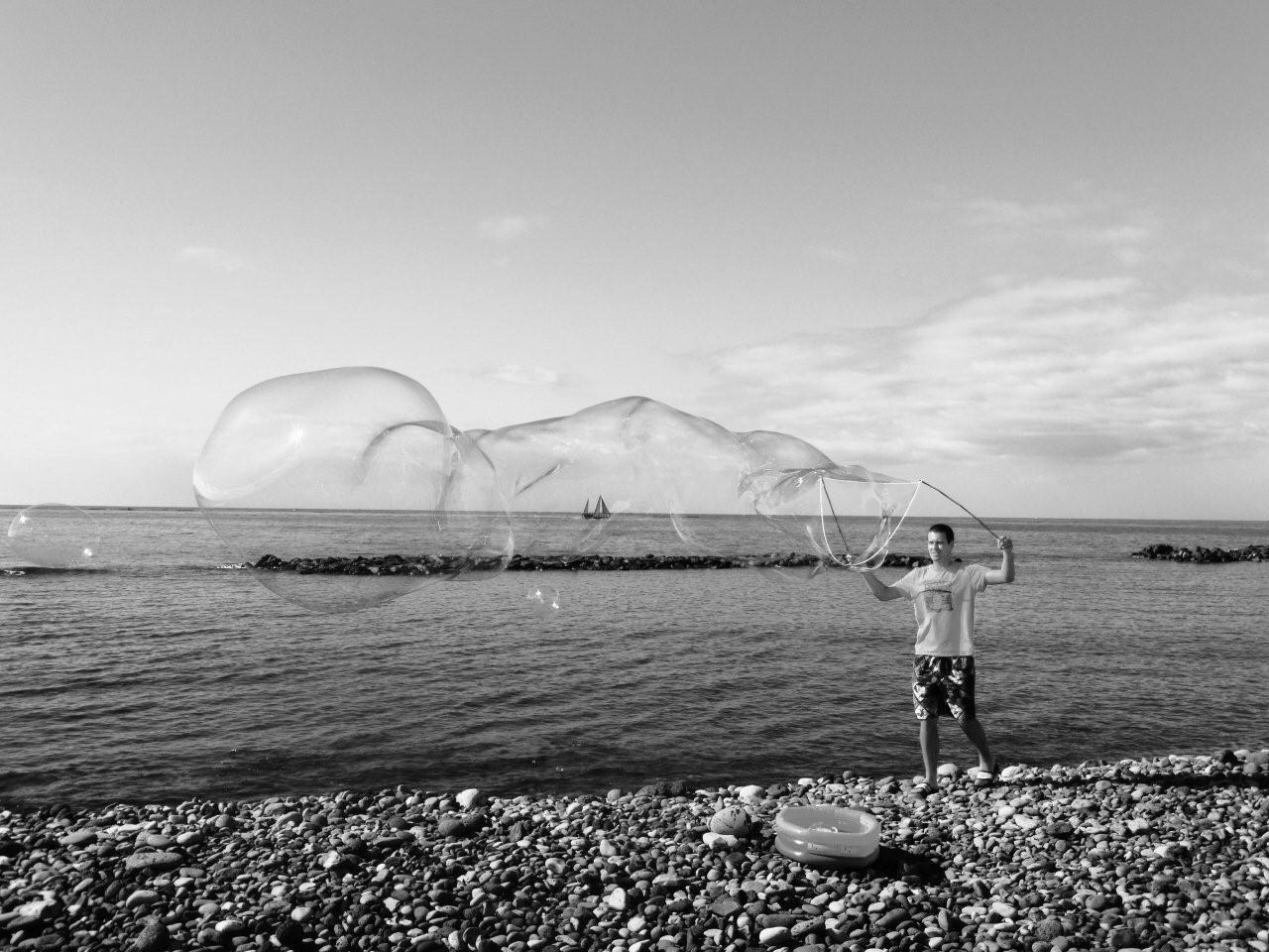 bootje-gevangen-in-een-zeepballon