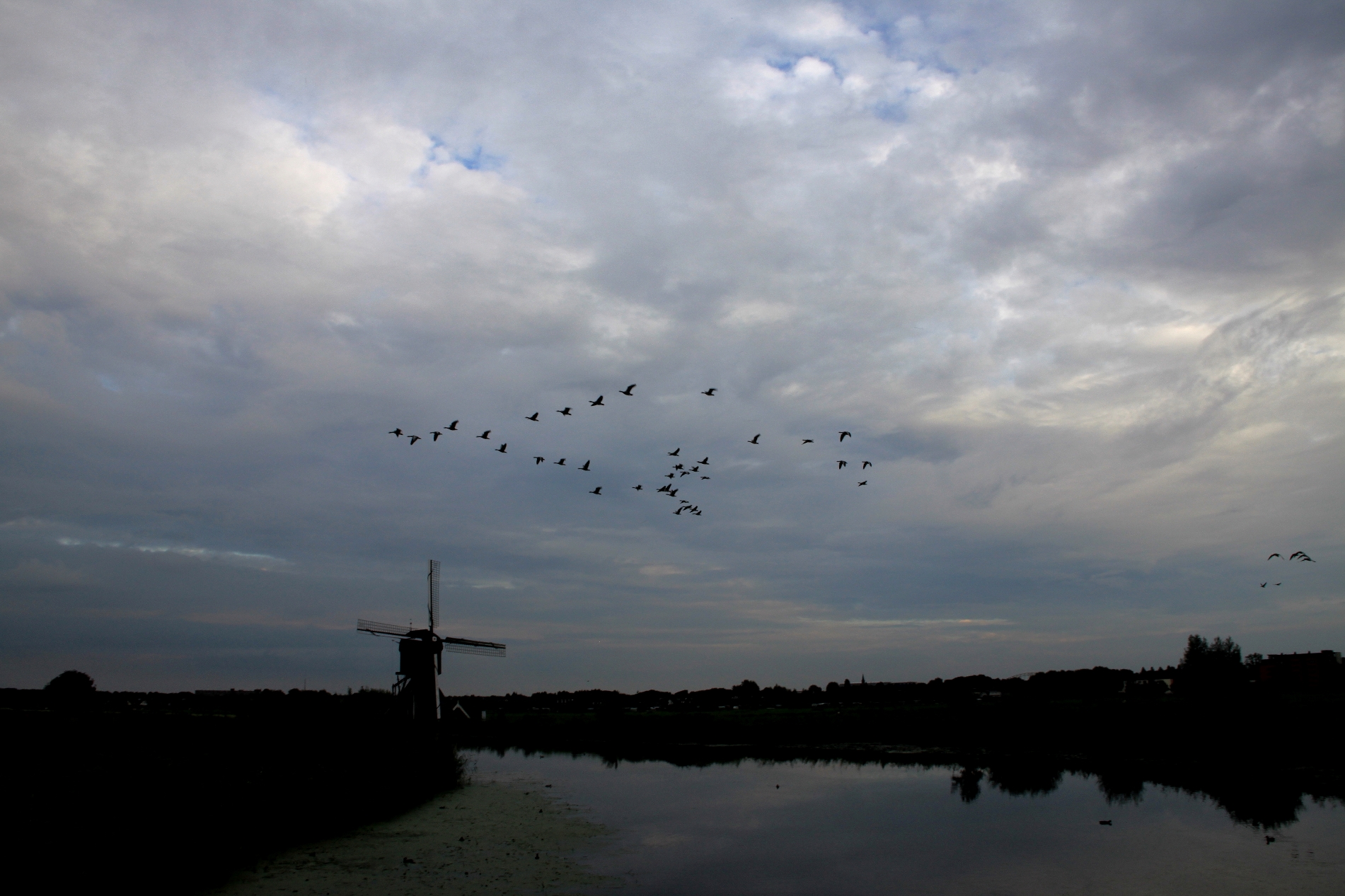 dreigend-onweer-boven-kinderdijk