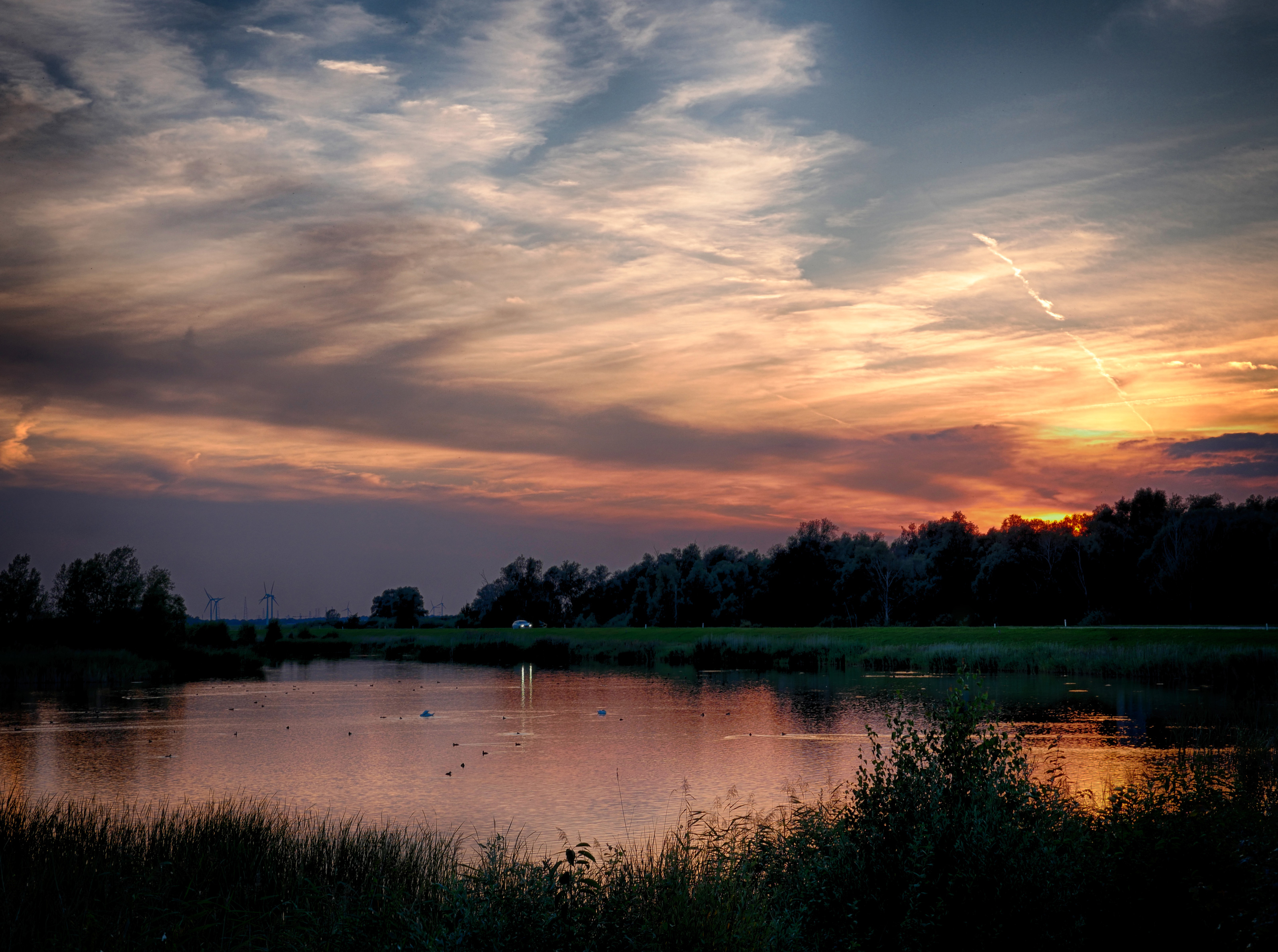 zonsondergang-met-auto-en-reflectie