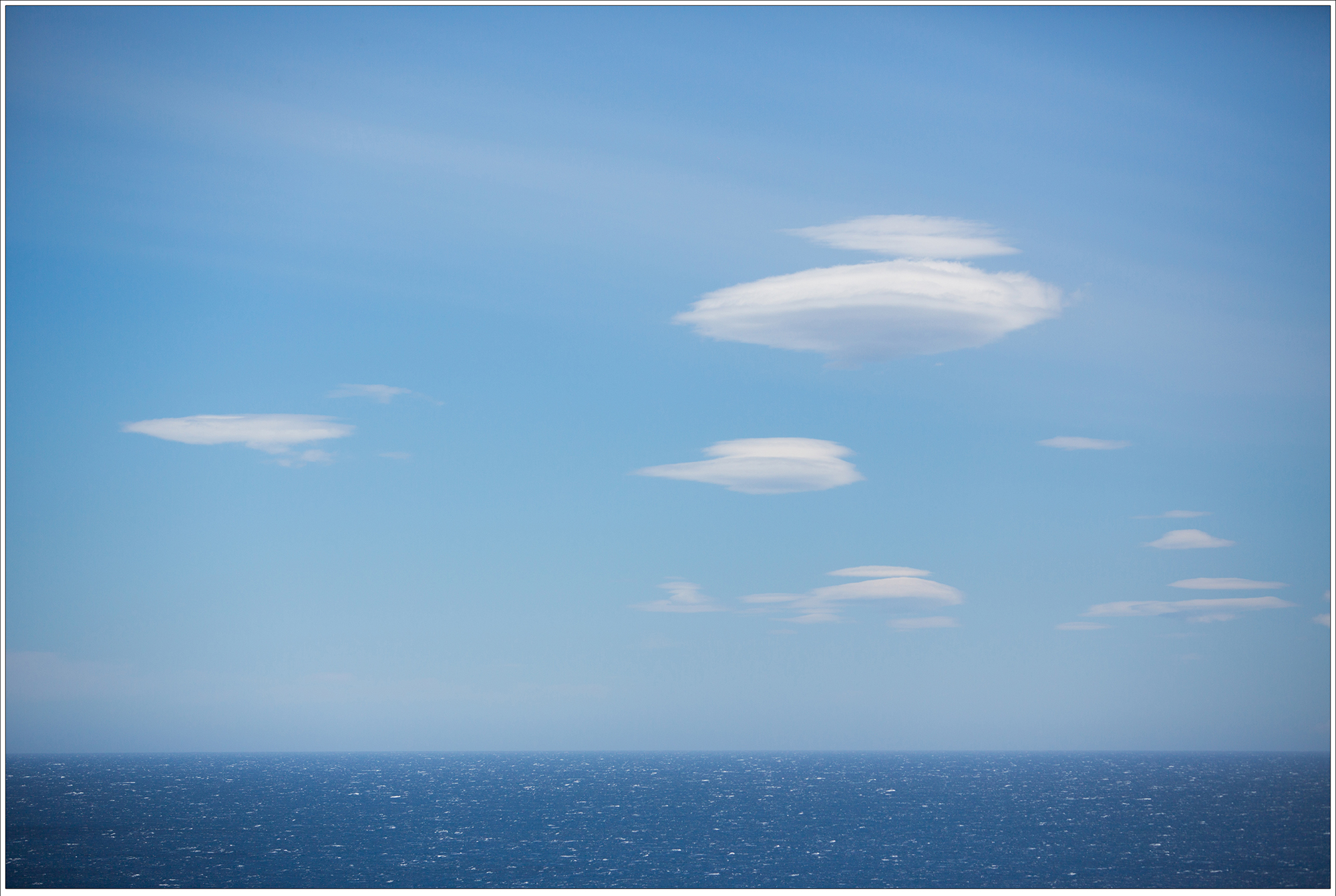 een-vloot-van-lenticular-wolken