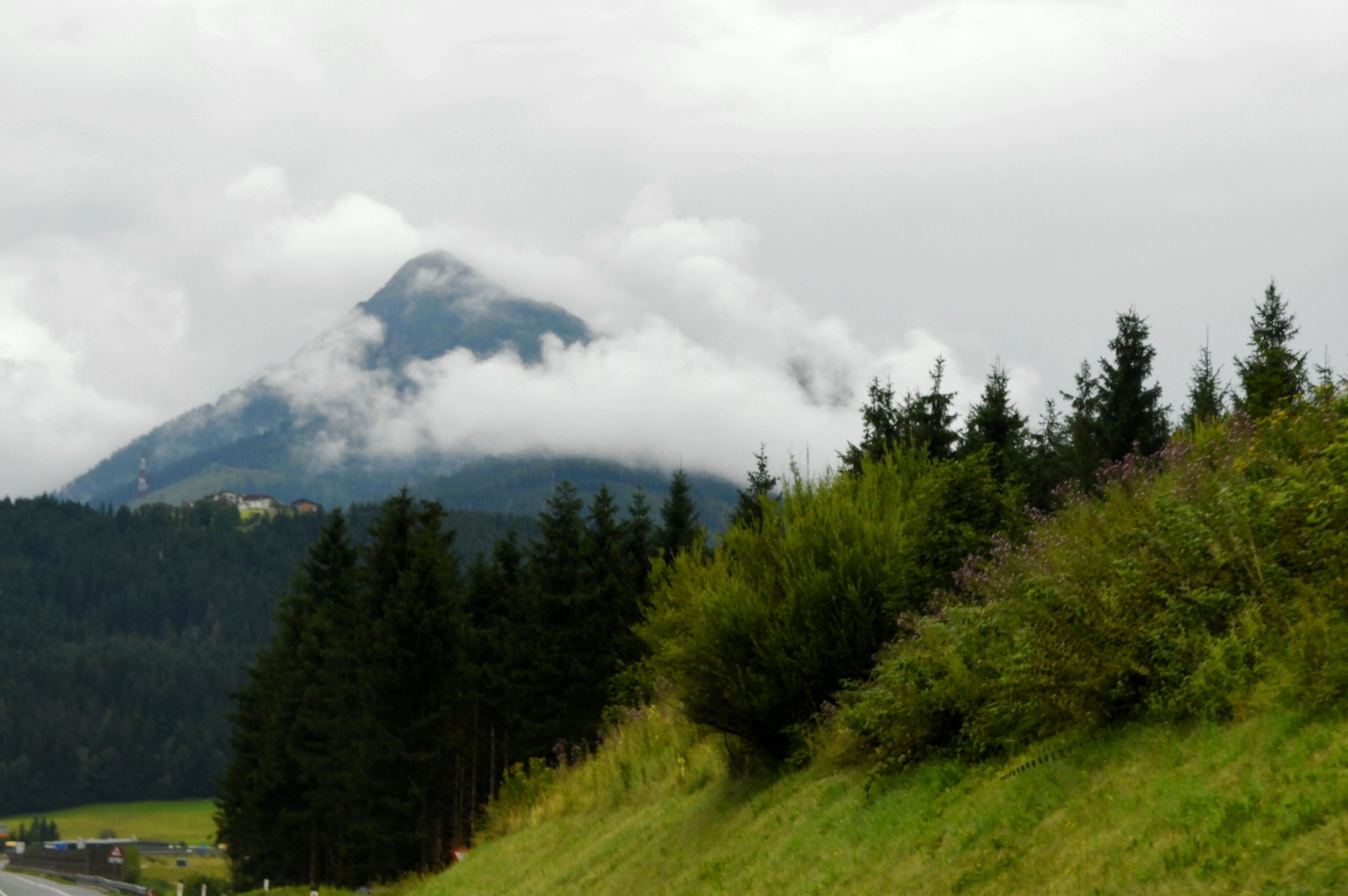 bergtop-in-de-wolken