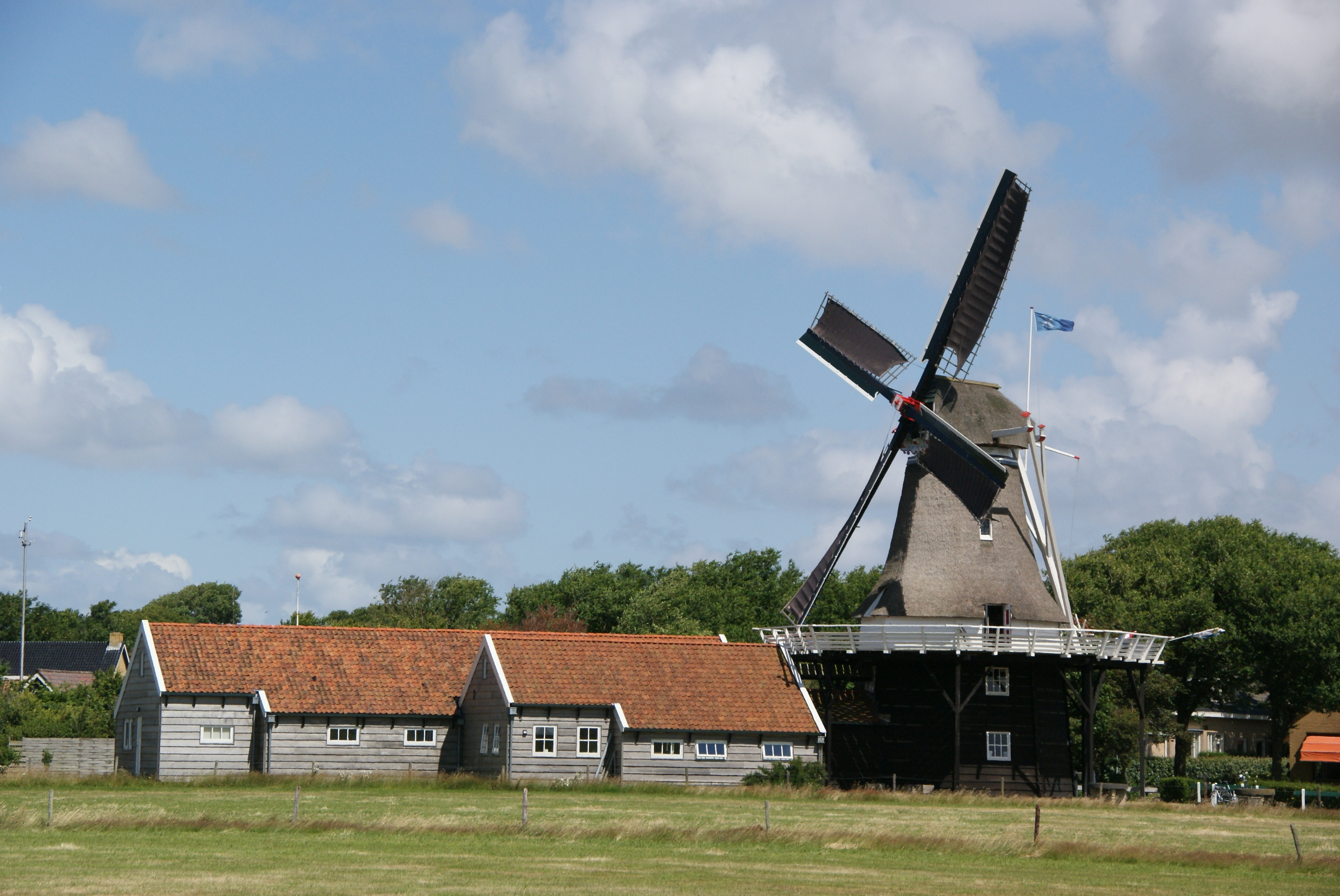 de-molen-van-ameland-in-het-diorpje-hollum