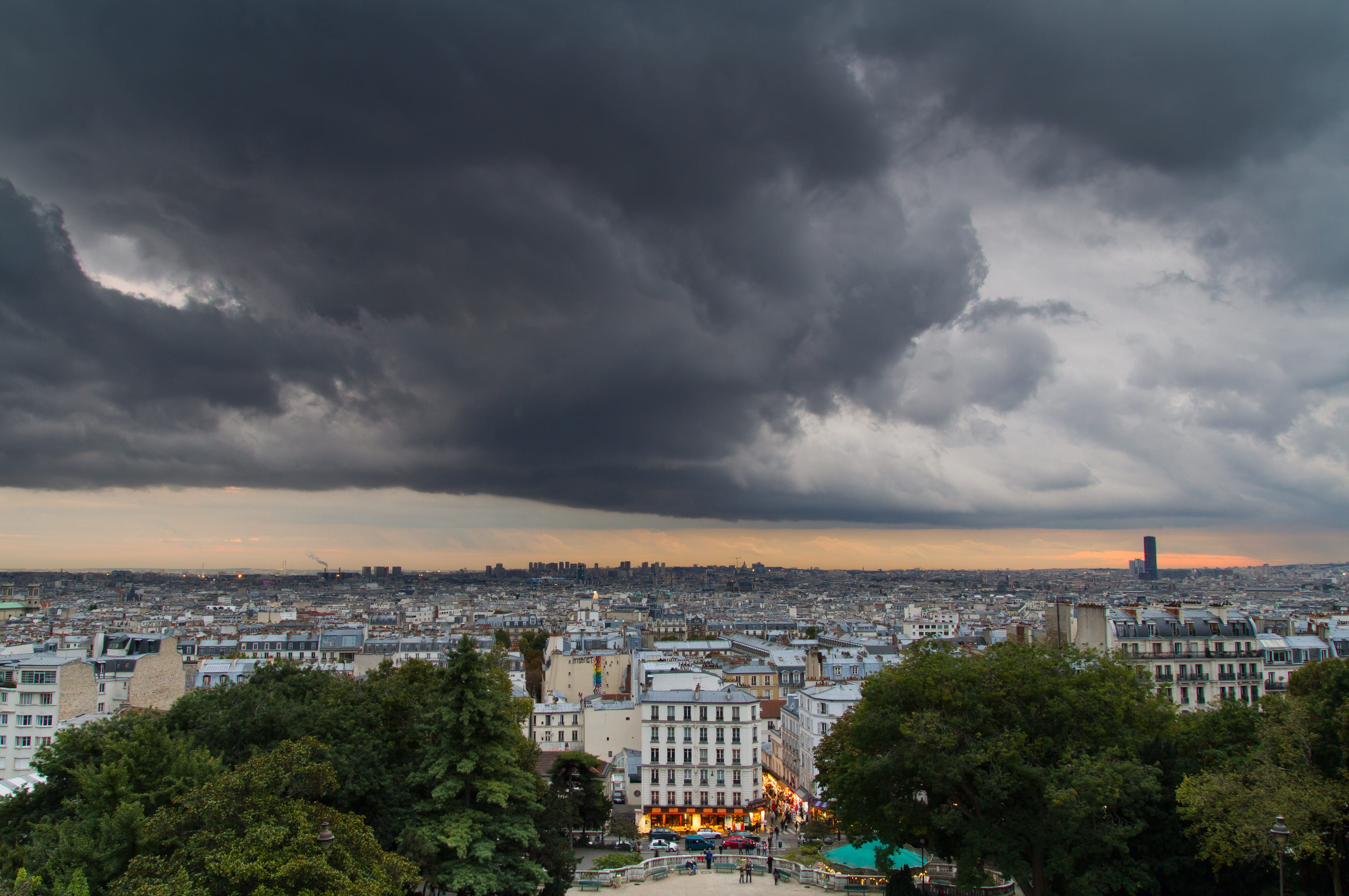 threatening-skies-above-paris-in-the-evening