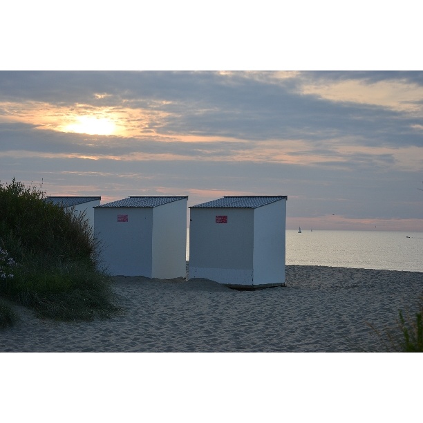 strandcabines-en-de-zonsondergang