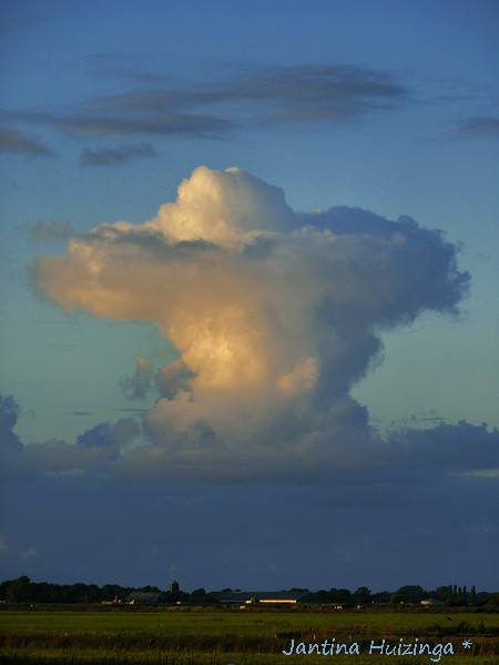 ontplofte-wolk-aambeeld