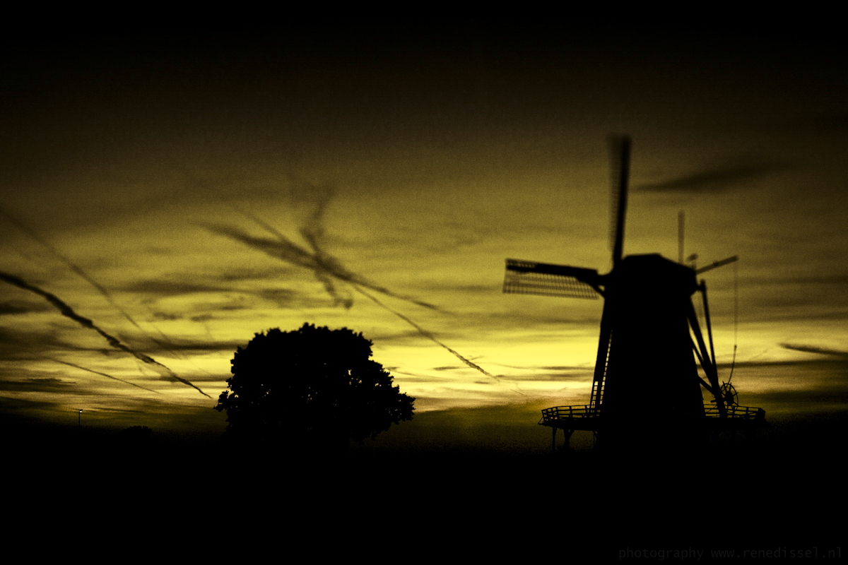 windmill-and-vaportrails