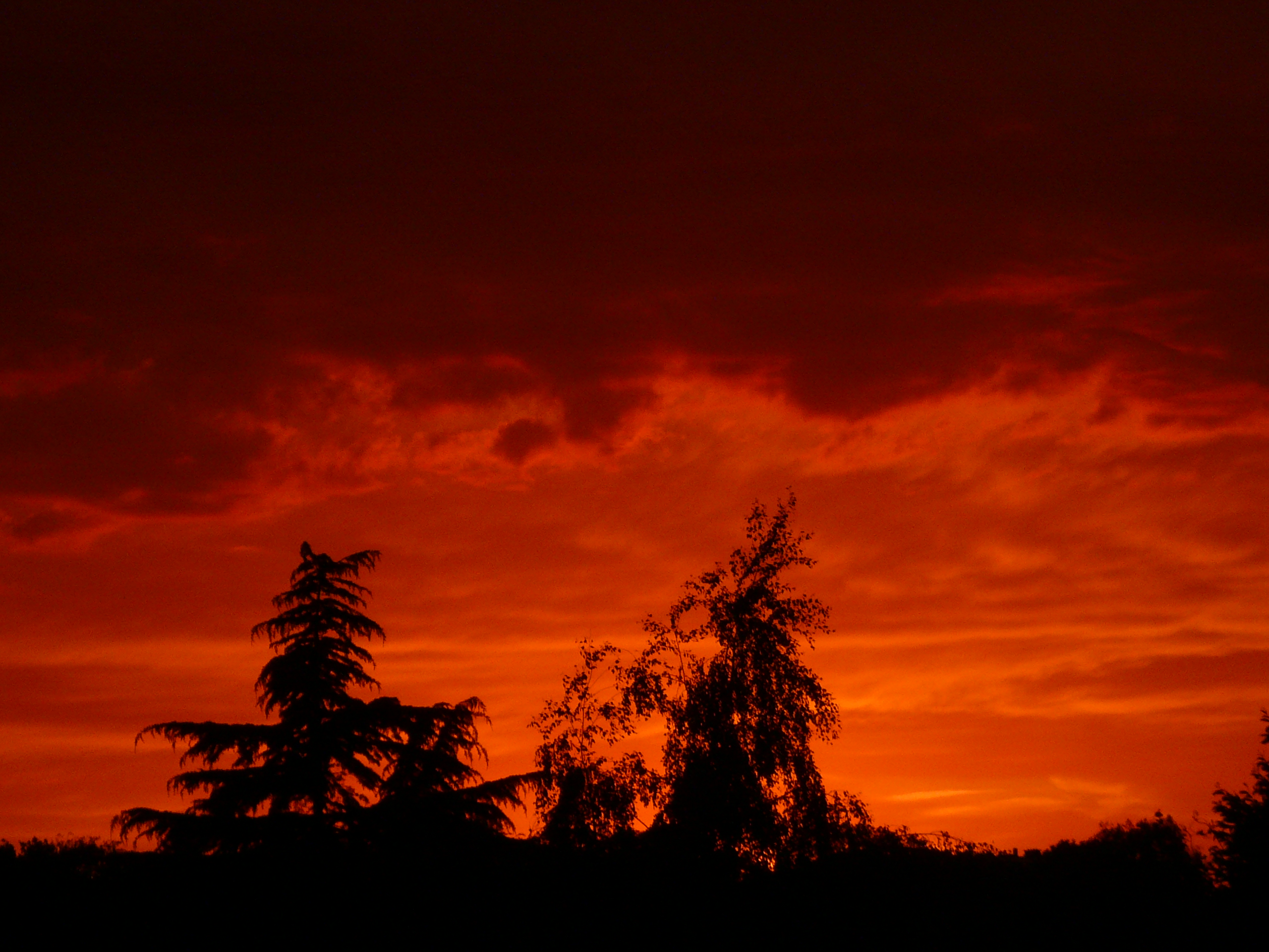 avondrood-en-uitkijkje-vanuit-huis
