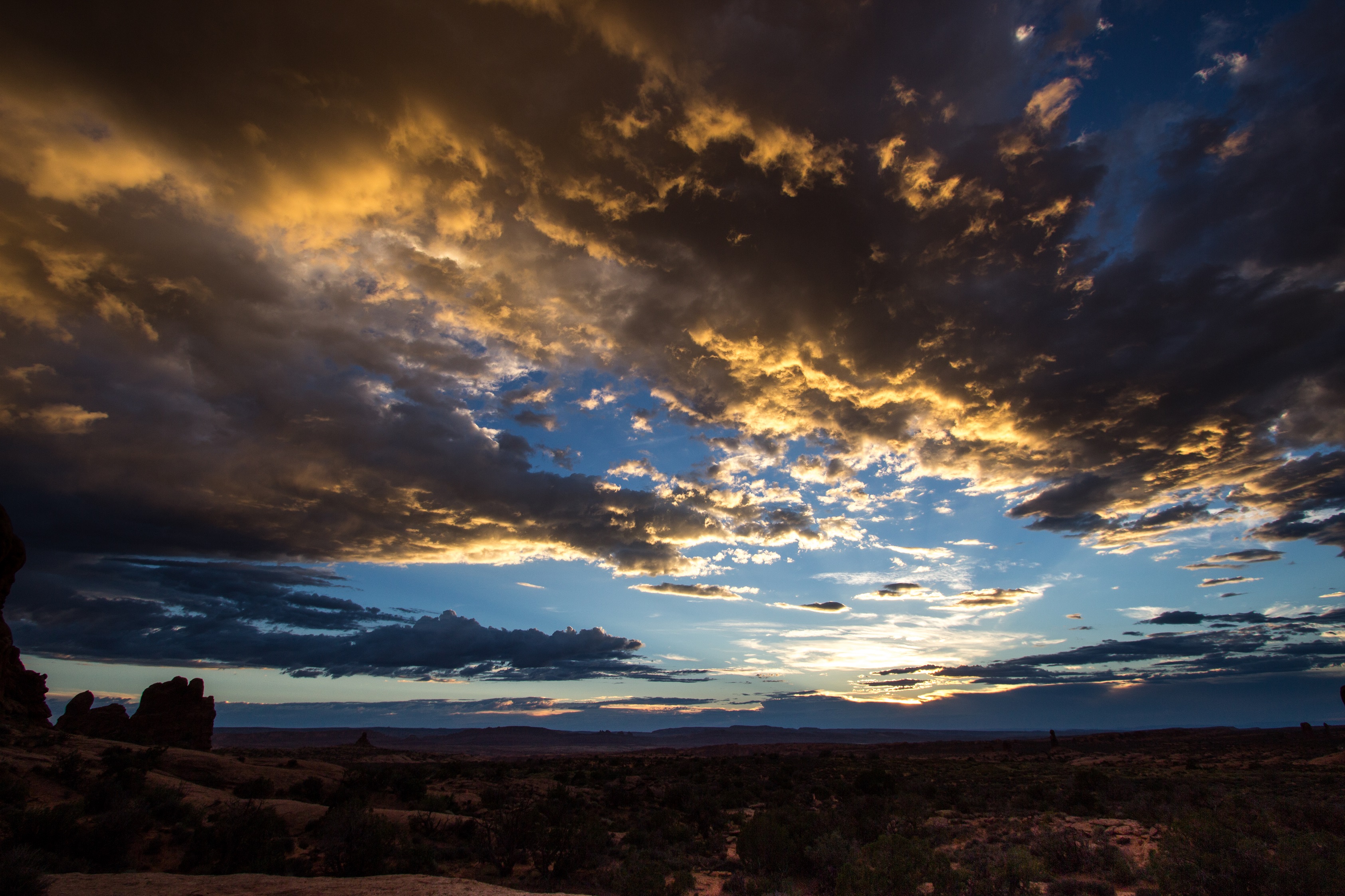 dramatic-sunset-in-the-dessert