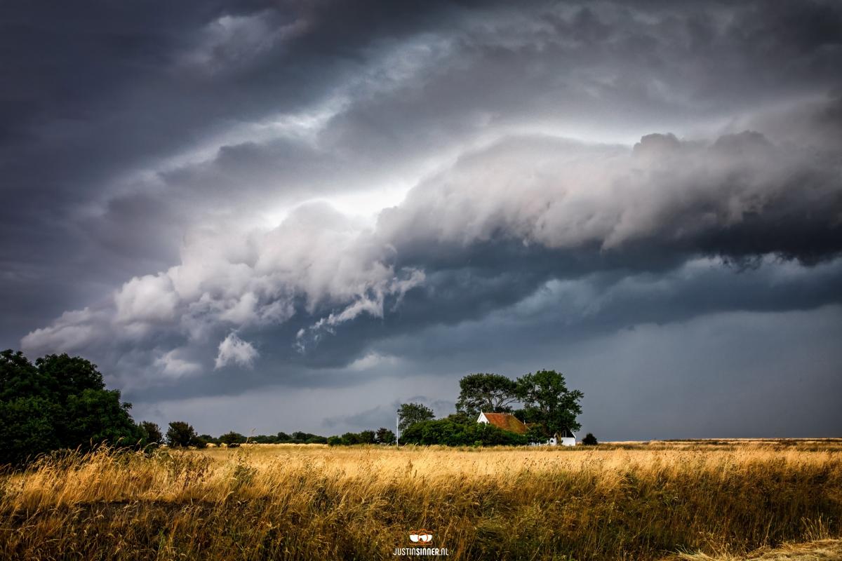 daar-komt-een-bui