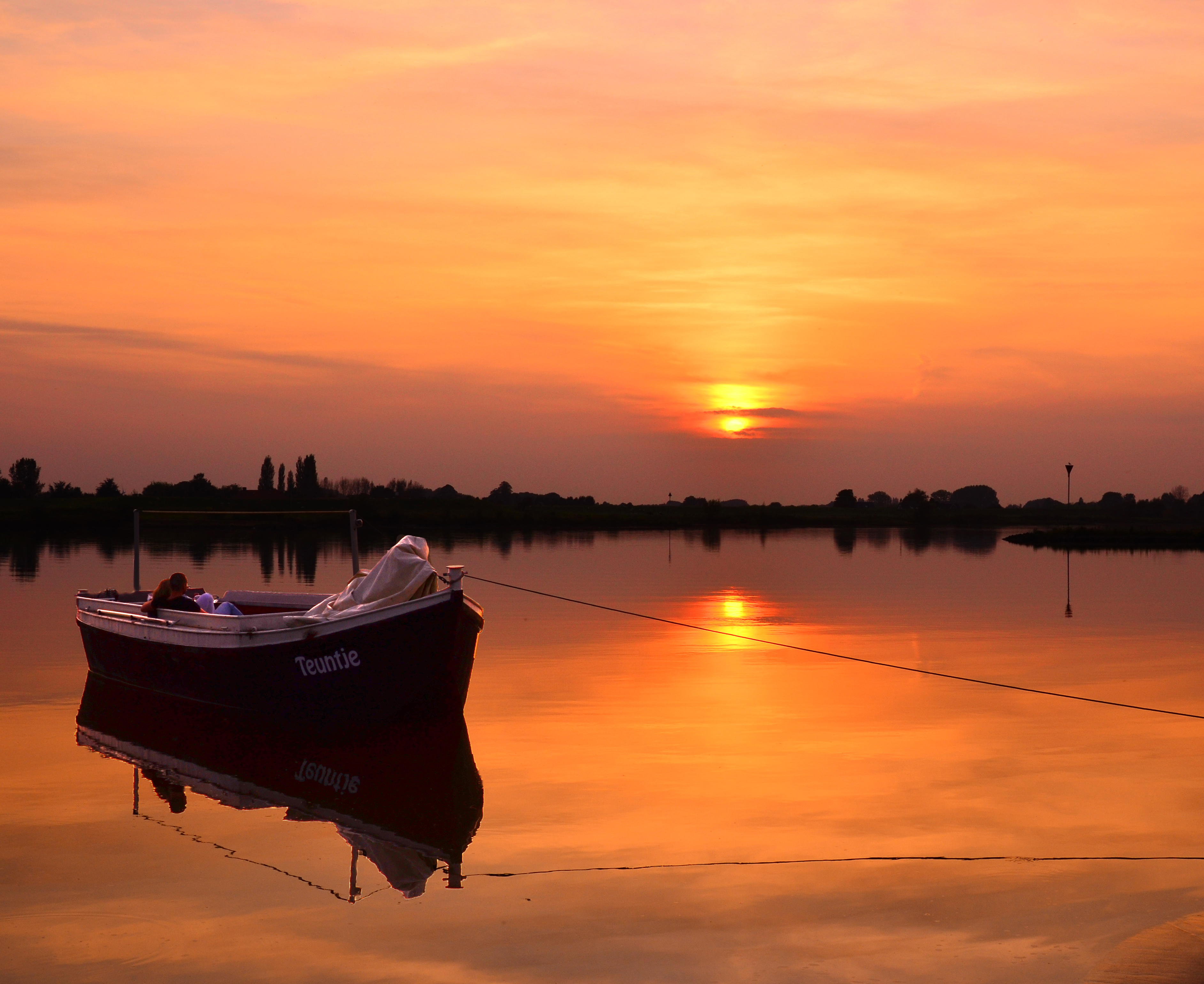 genieten-van-een-prachtige-zonsondergang-op-de-rijn