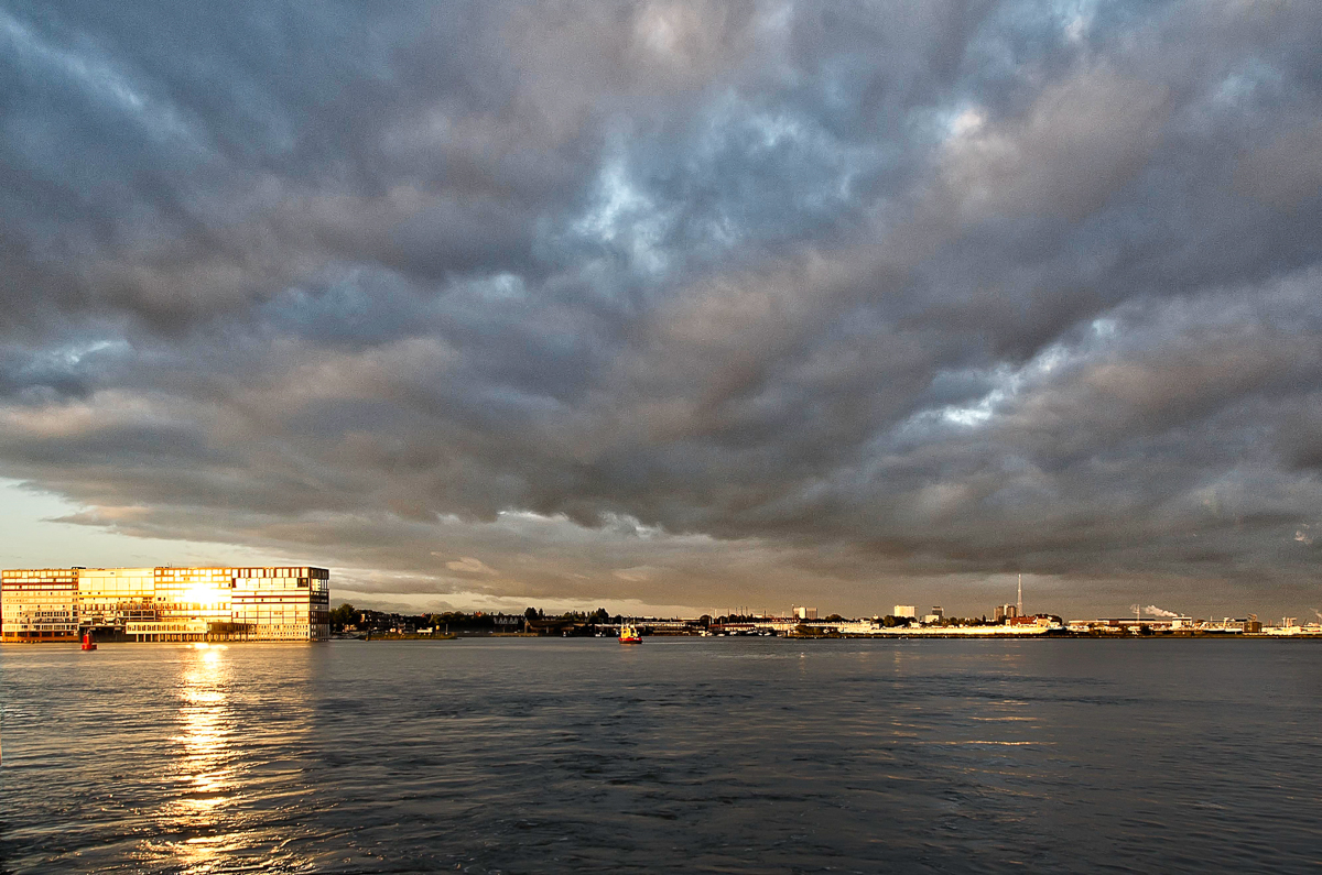 boven-het-ij-de-dagelijkse-oversteek-met-de-pont-naar-amsterdam-centrum-biedt