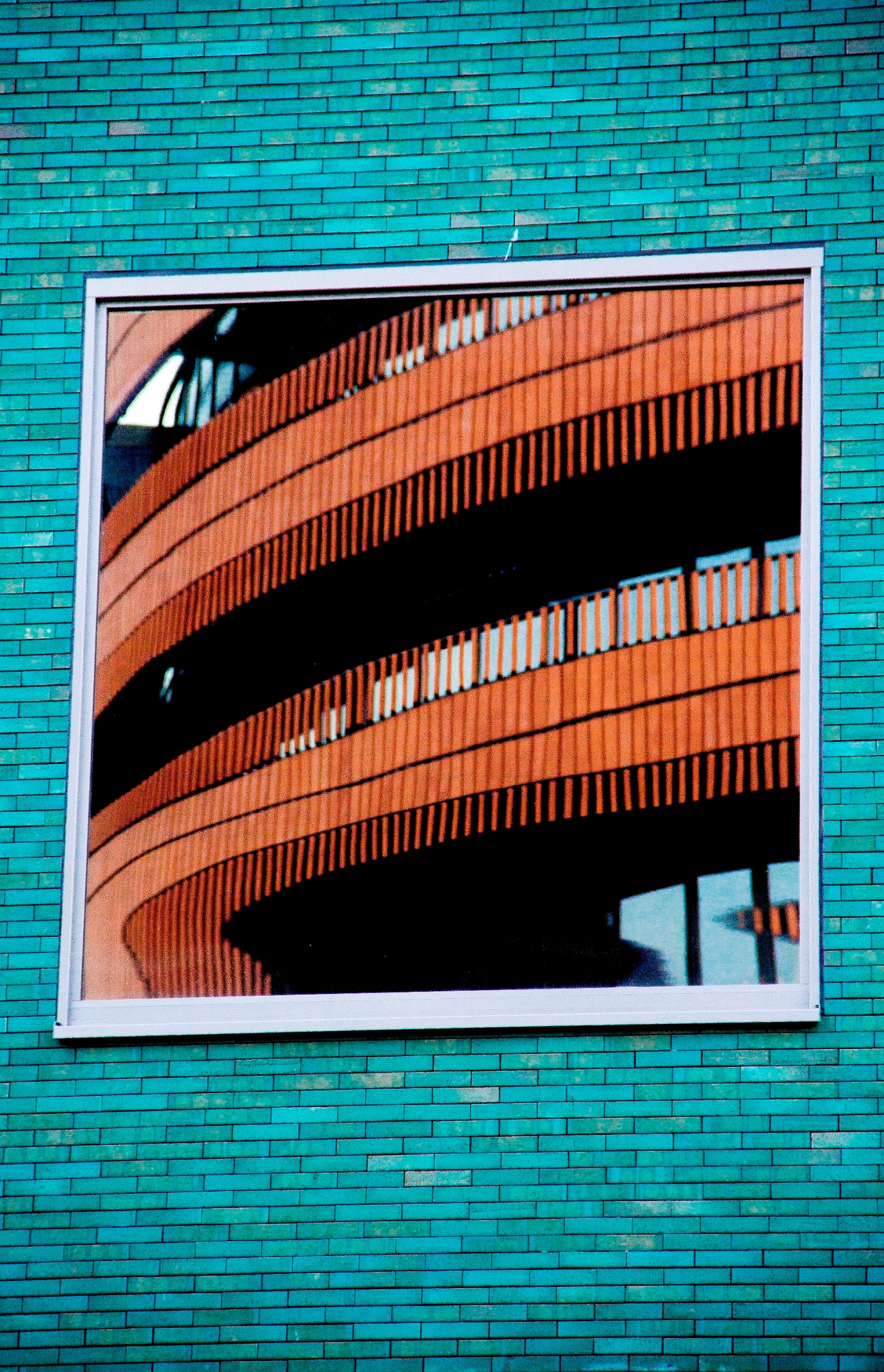 spiegeling-van-het-prestigieuze-botta-gebouw-van-toparchitect-mario-botta-in-het