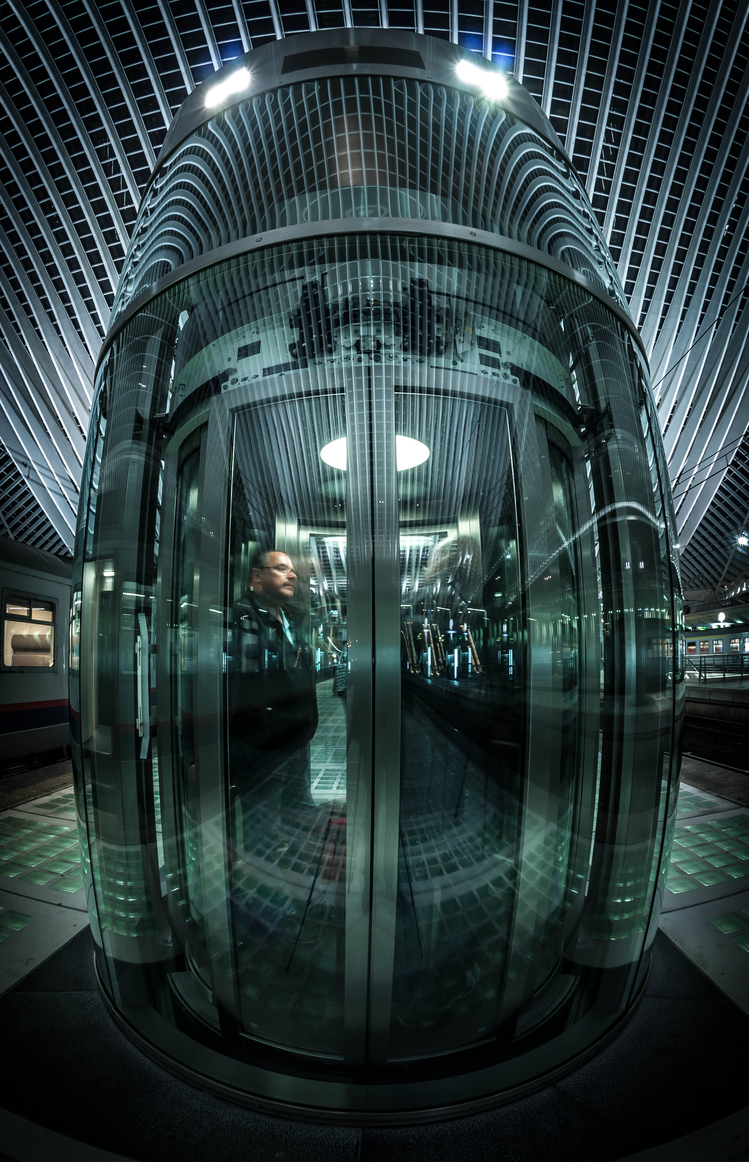spiegeling-lift-op-station-luik-guillemins
